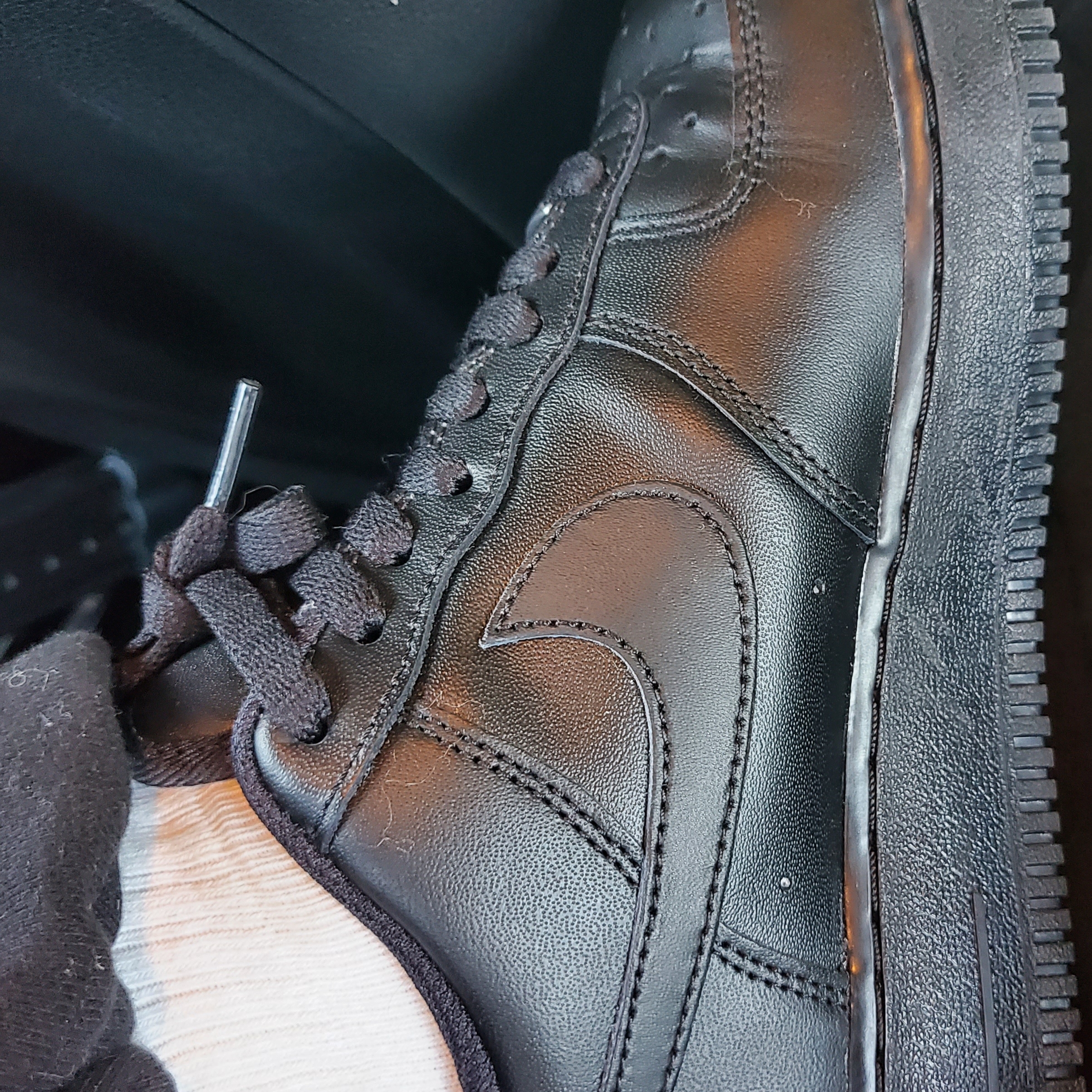 Nike Air Force 1 '07 Low Triple Black 착용 스타일
