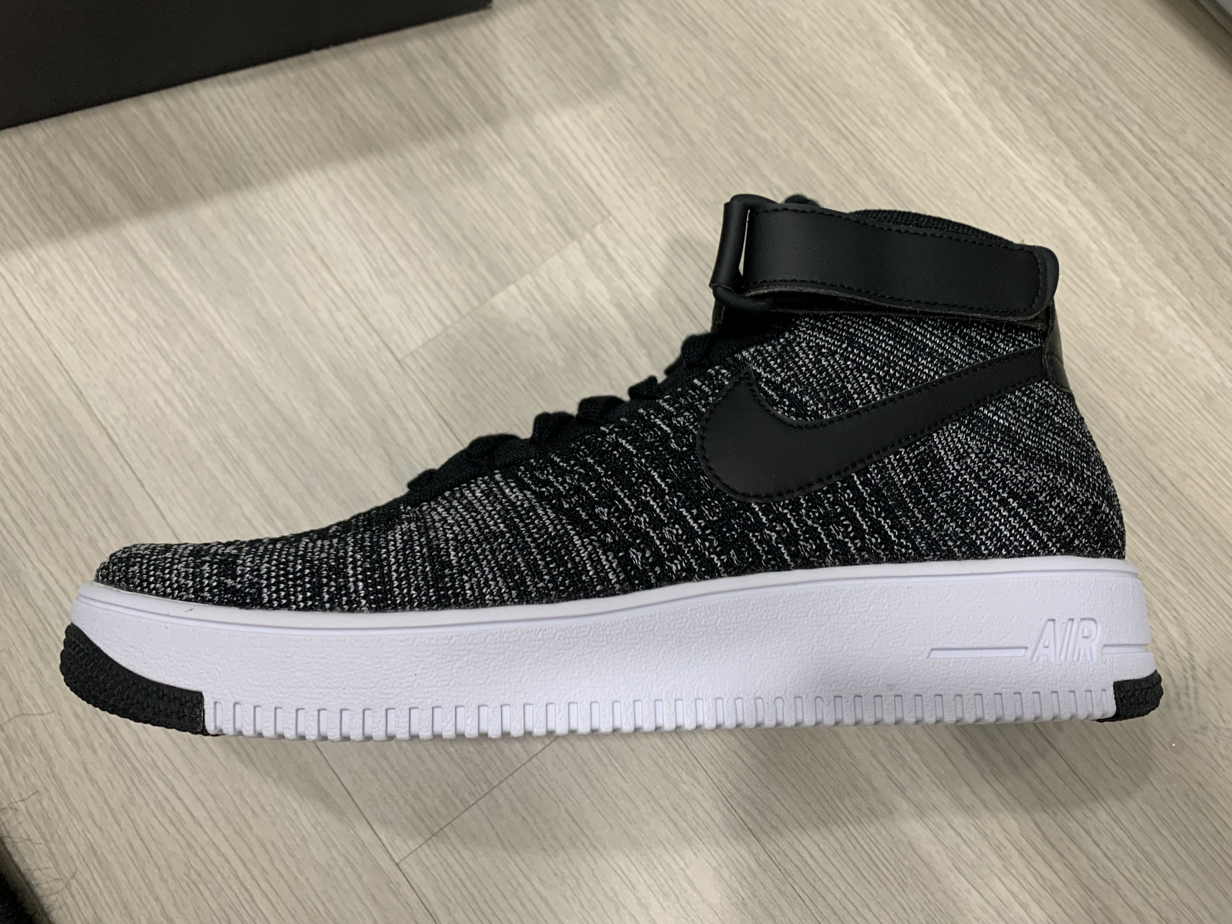 Nike Air Force 1 Ultra Flyknit Mid Oreo 착용 스타일 - 2