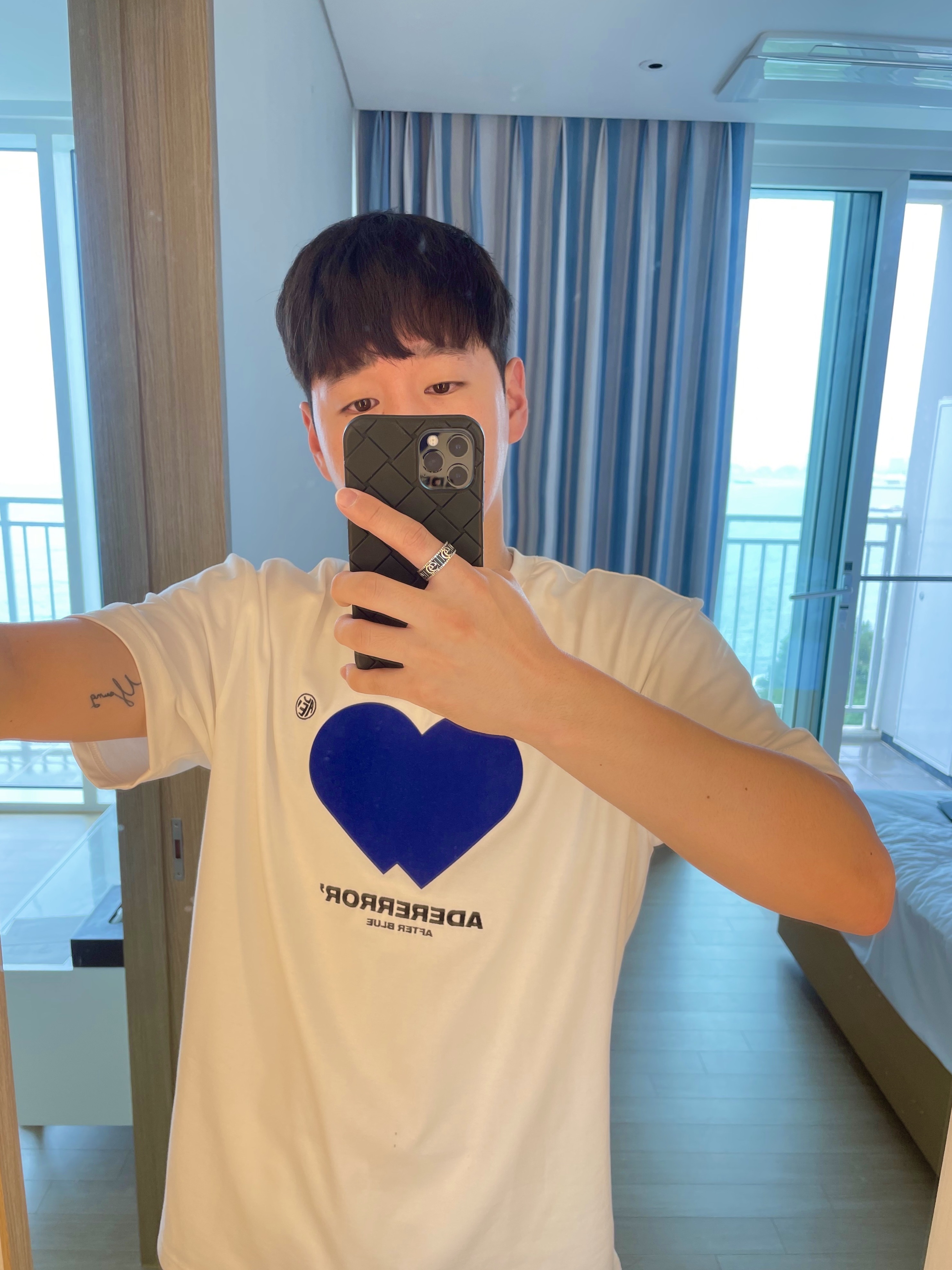 Ader Error Twin Heart Logo T-Shirt White 착용 스타일