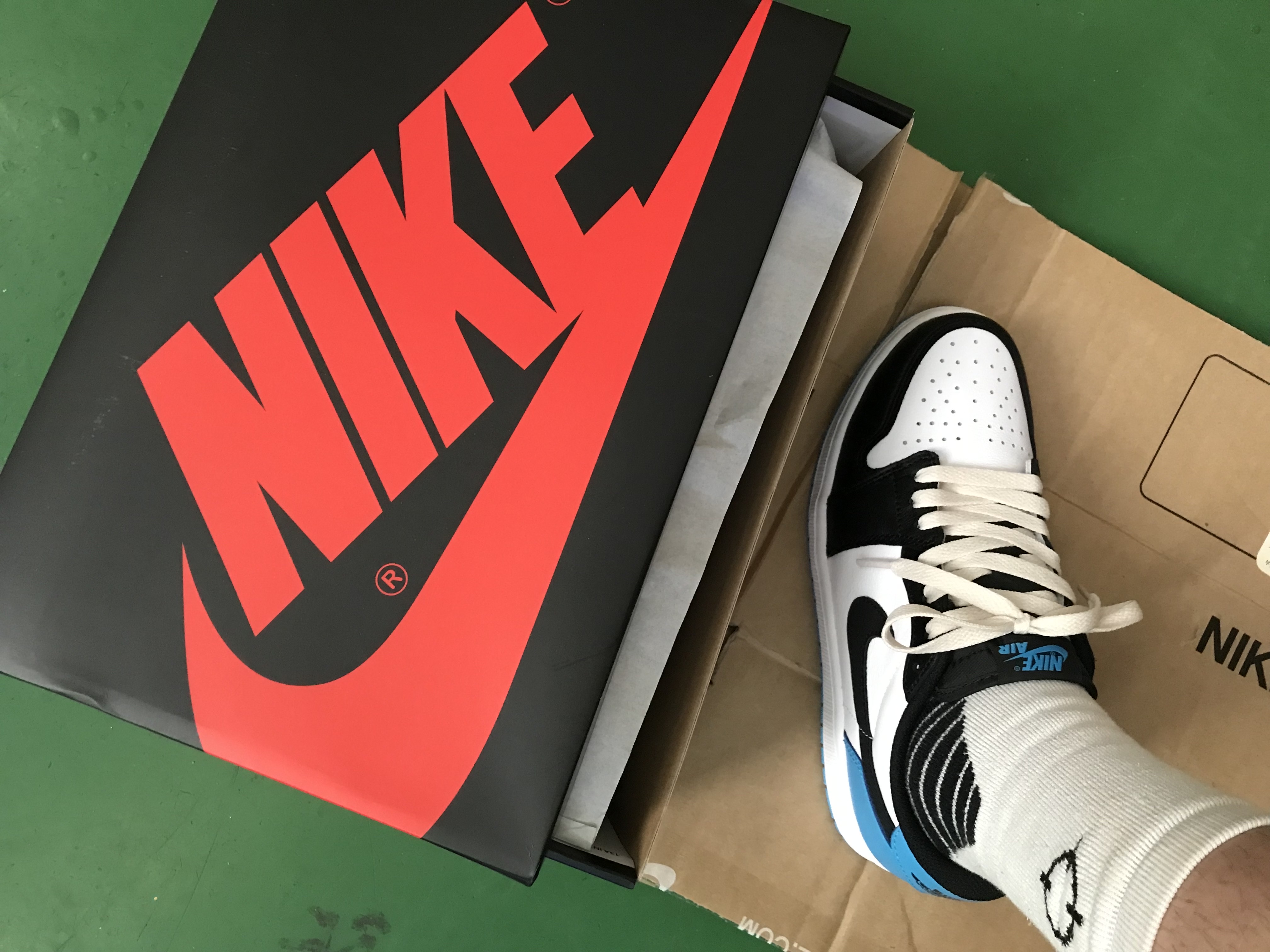 Jordan 1 Retro Low OG Black and Dark Powder Blue 착용 스타일 - 3