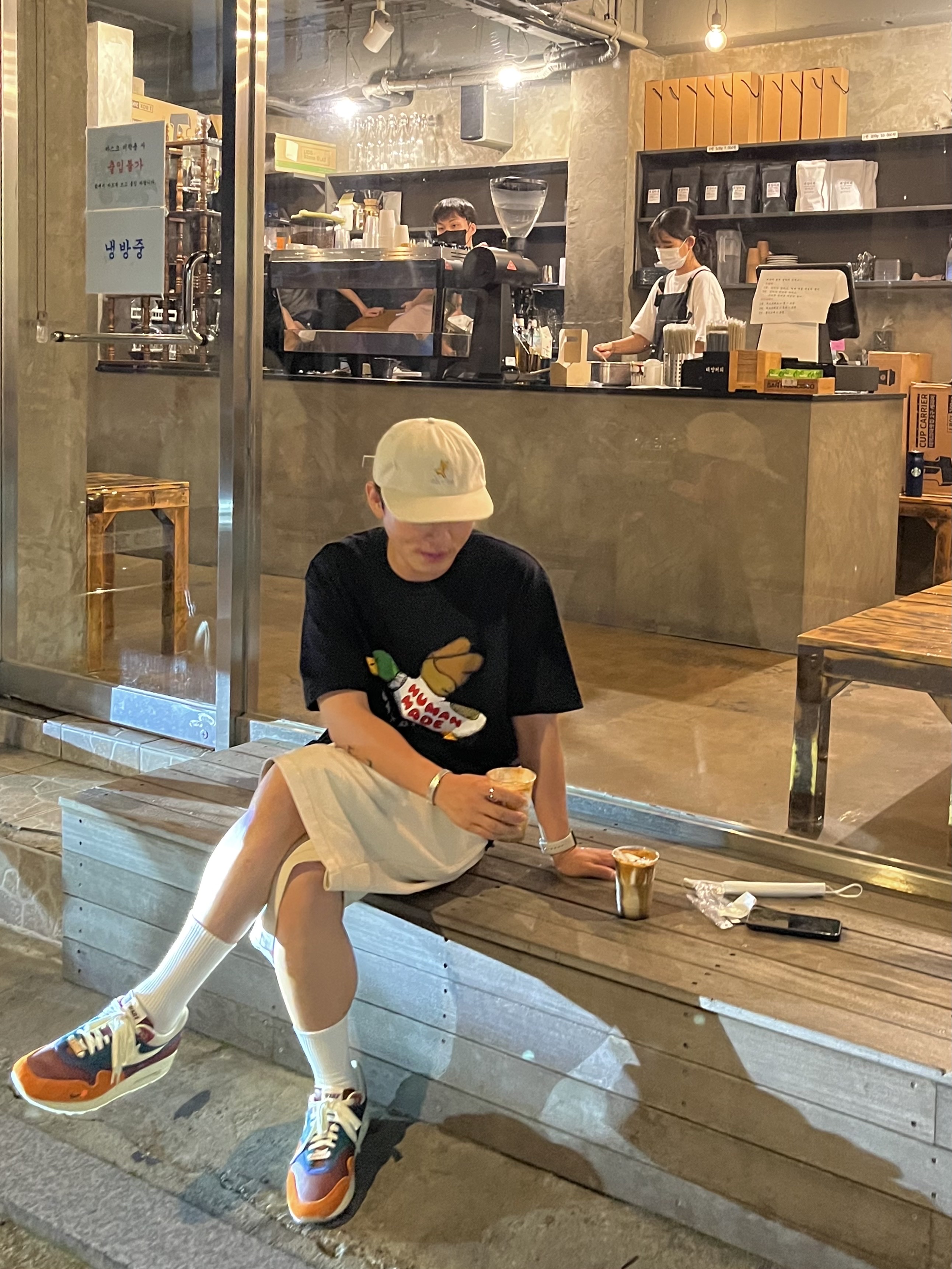 Nike x Kasina Air Max 1 SP Won-Ang Orange, Human Made x Kaws #2 T-Shirt Black 착용 스타일 - 3