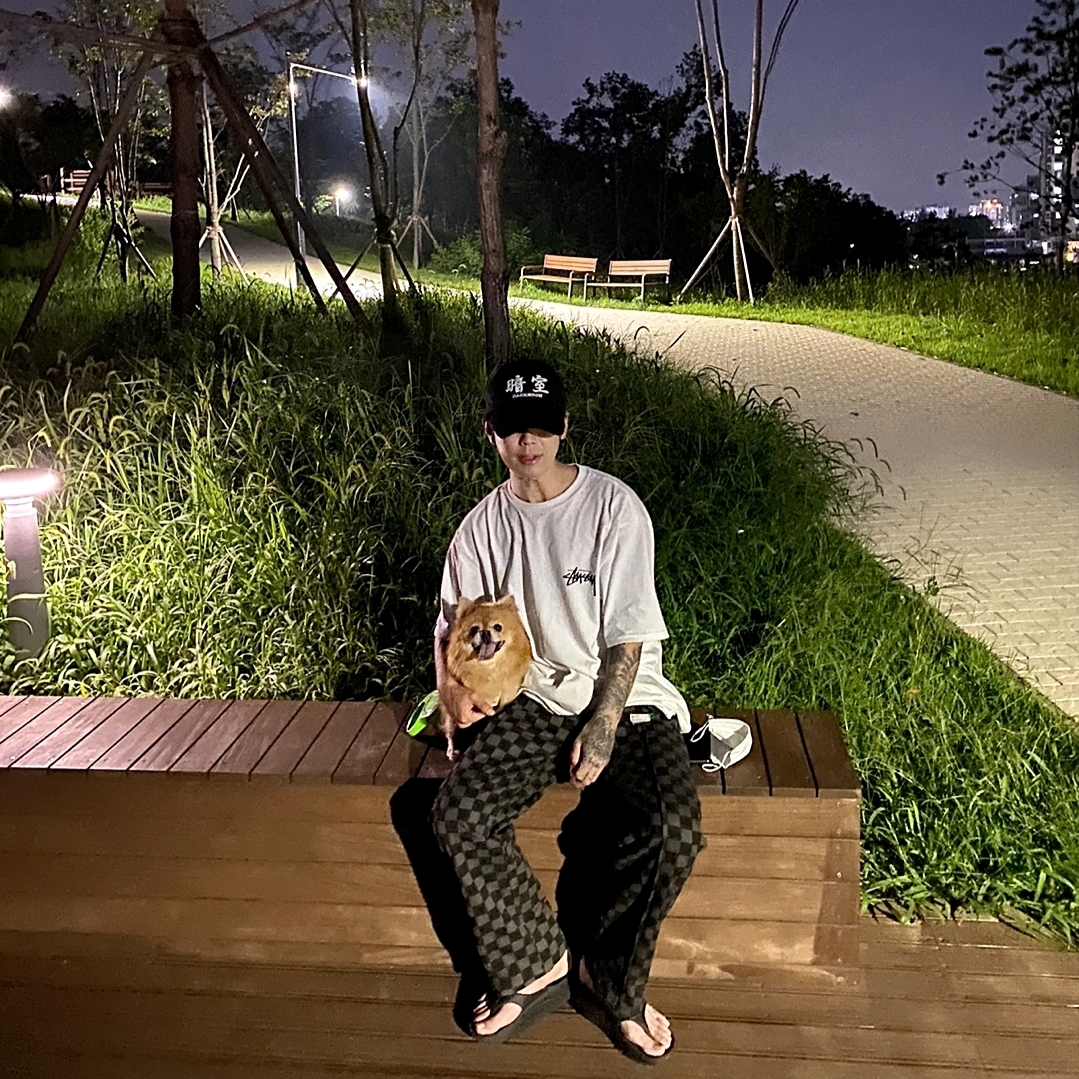 Darkr8m Studio White Logo Cap, Stussy Basic Stussy T-Shirt White 2022 착용 스타일 - 1