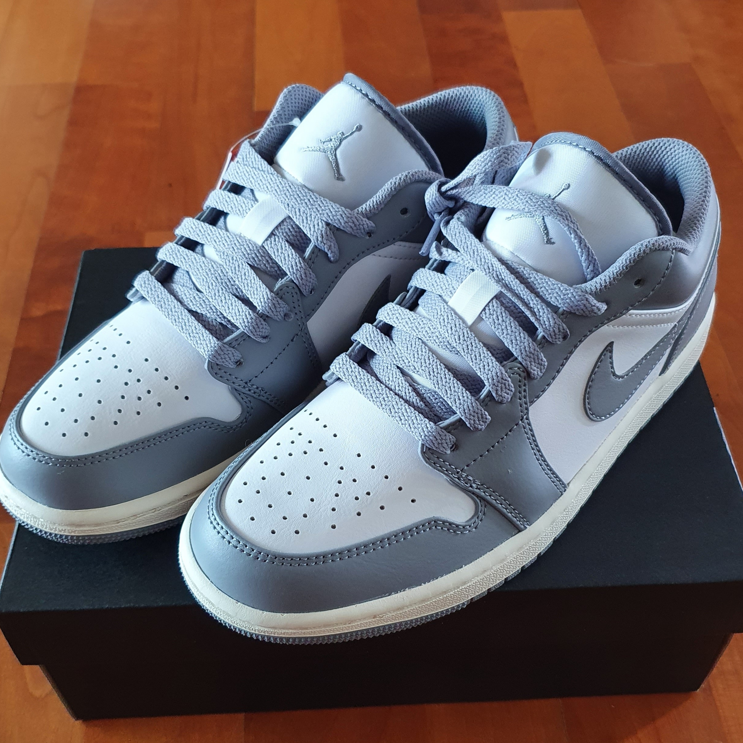 Jordan 1 Low Stealth and White 착용 스타일 - 2