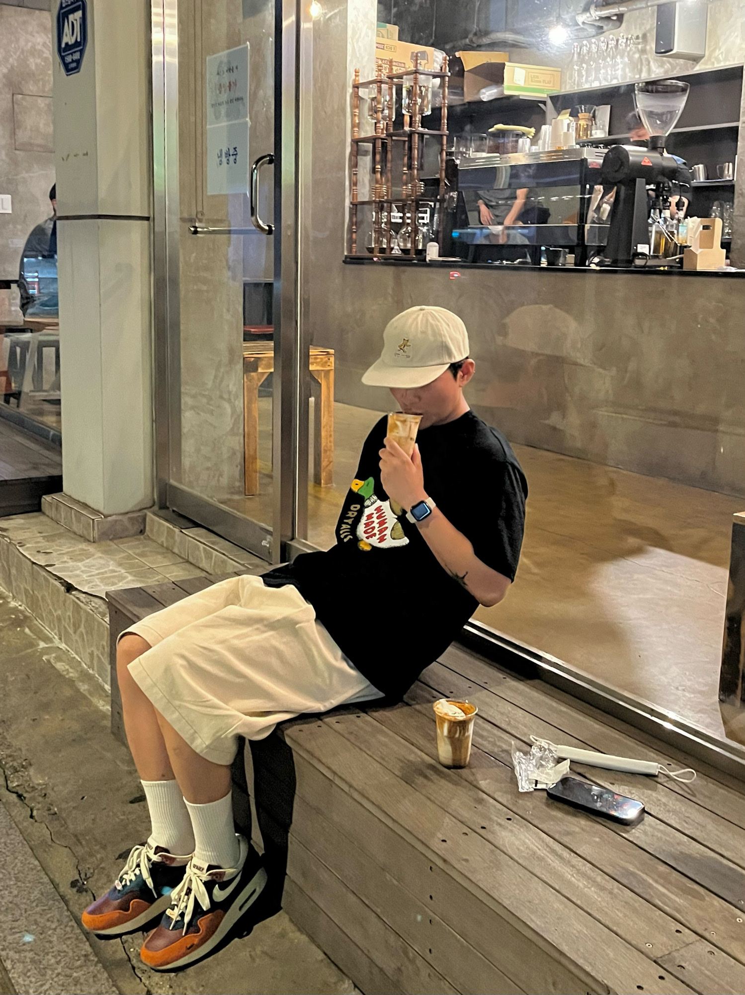 Nike x Kasina Air Max 1 SP Won-Ang Orange, Human Made x Kaws #2 T-Shirt Black 착용 스타일 - 2