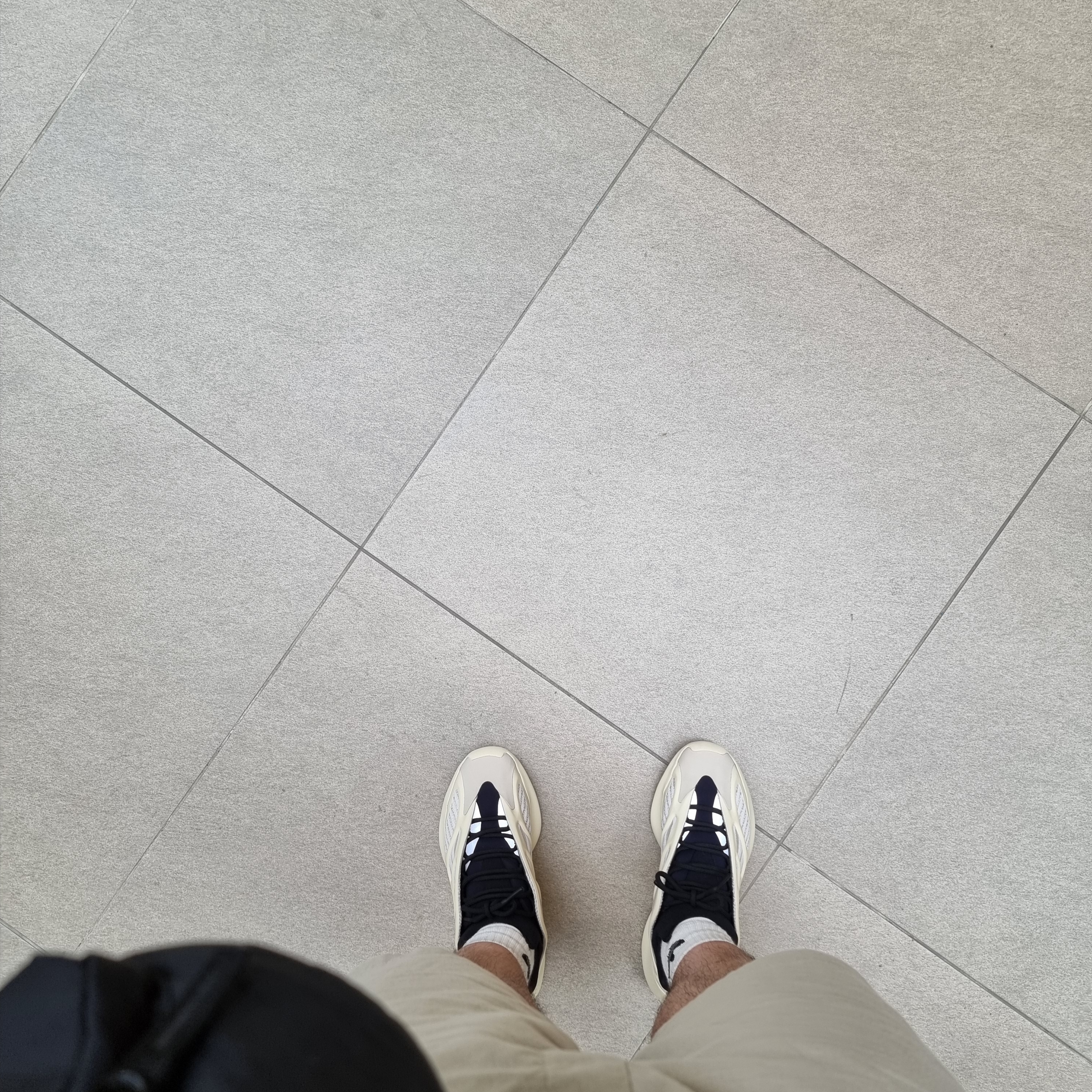 Adidas Yeezy 700 V3 Azael 2022/2023 착용 스타일