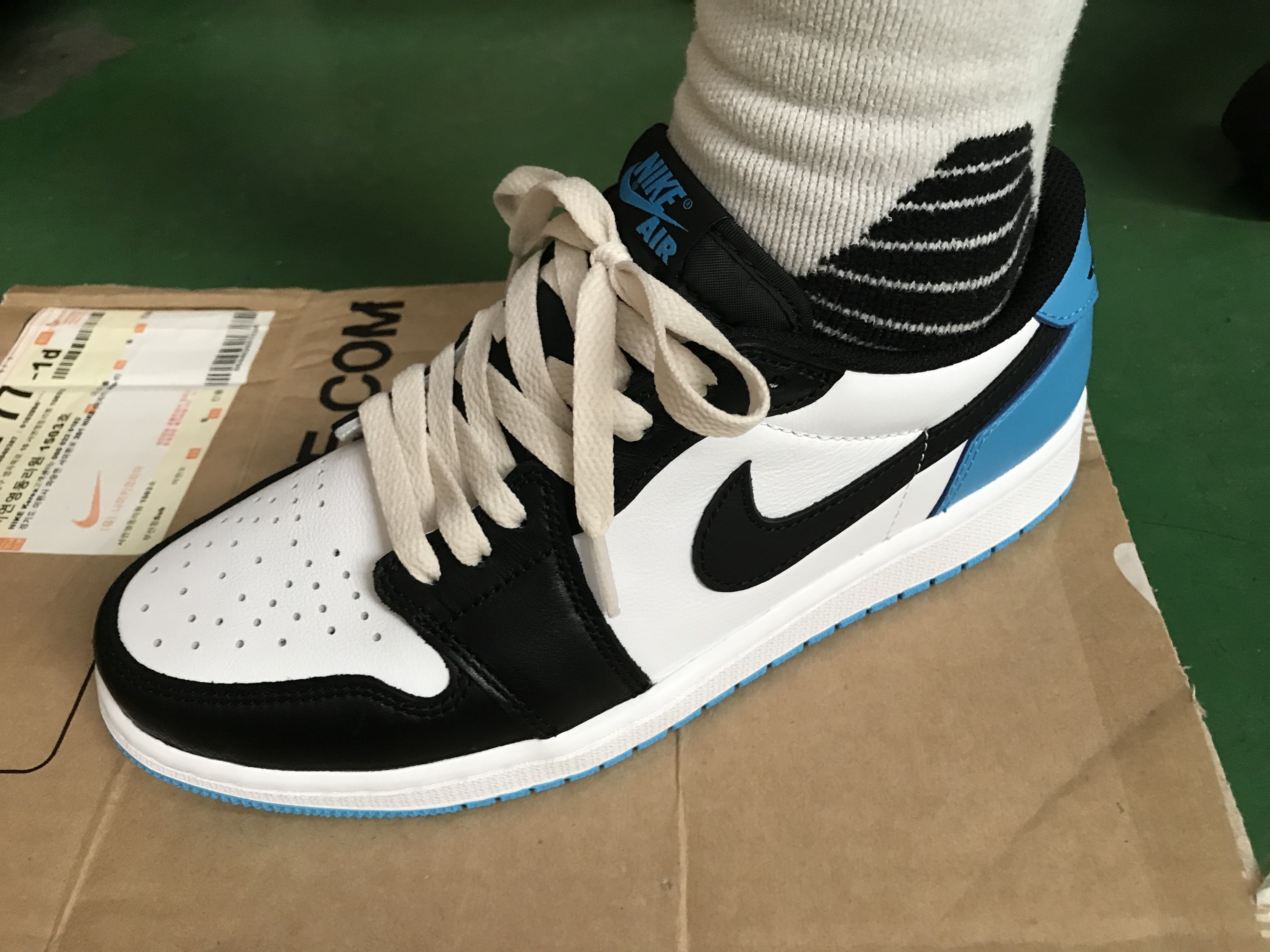 Jordan 1 Retro Low OG Black and Dark Powder Blue 착용 스타일 - 2