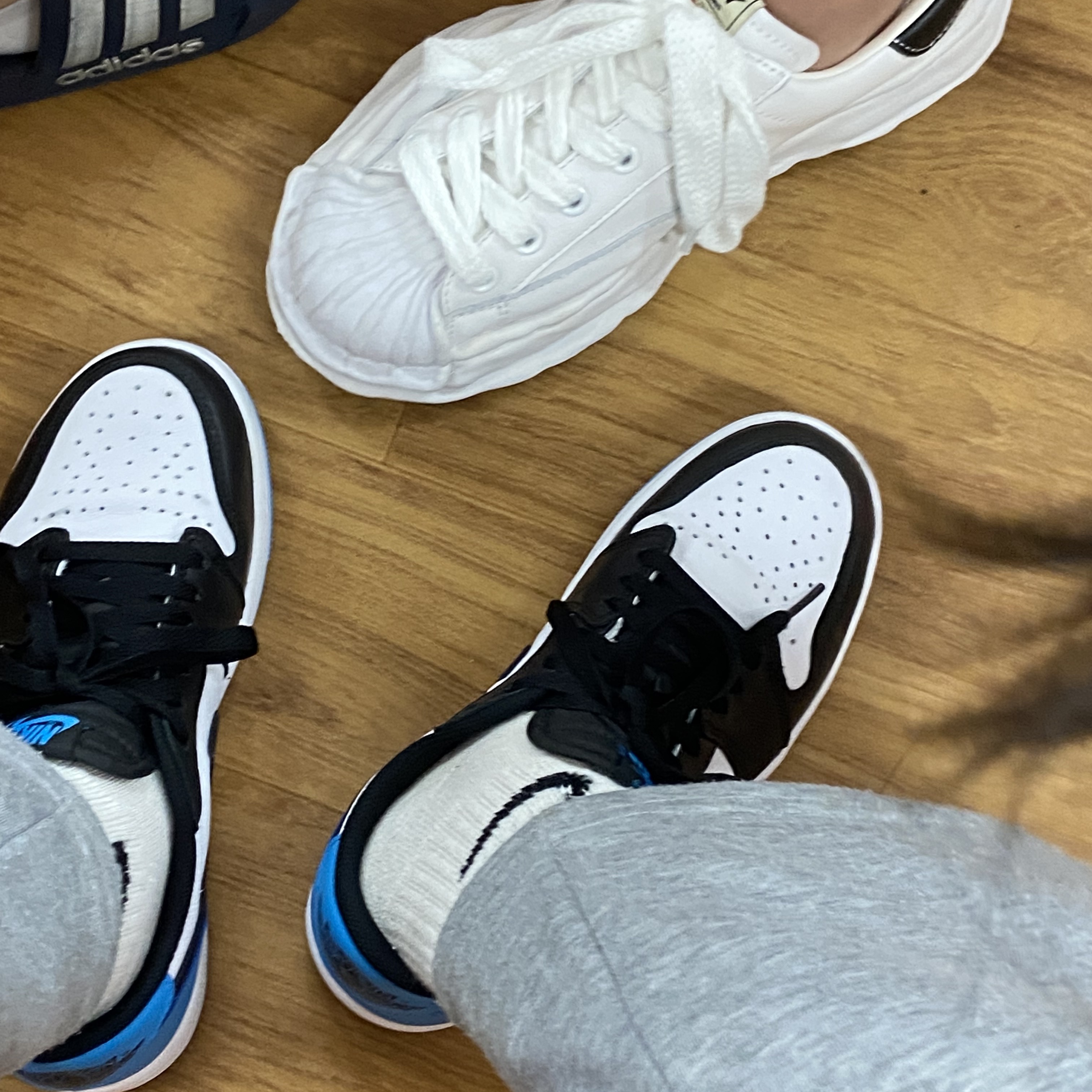 Maison Mihara Yasuhiro Blakey OG Sole Leather Low-top Sneakers White, Jordan 1 Retro Low OG Black and Dark Powder Blue 착용 스타일 - 1