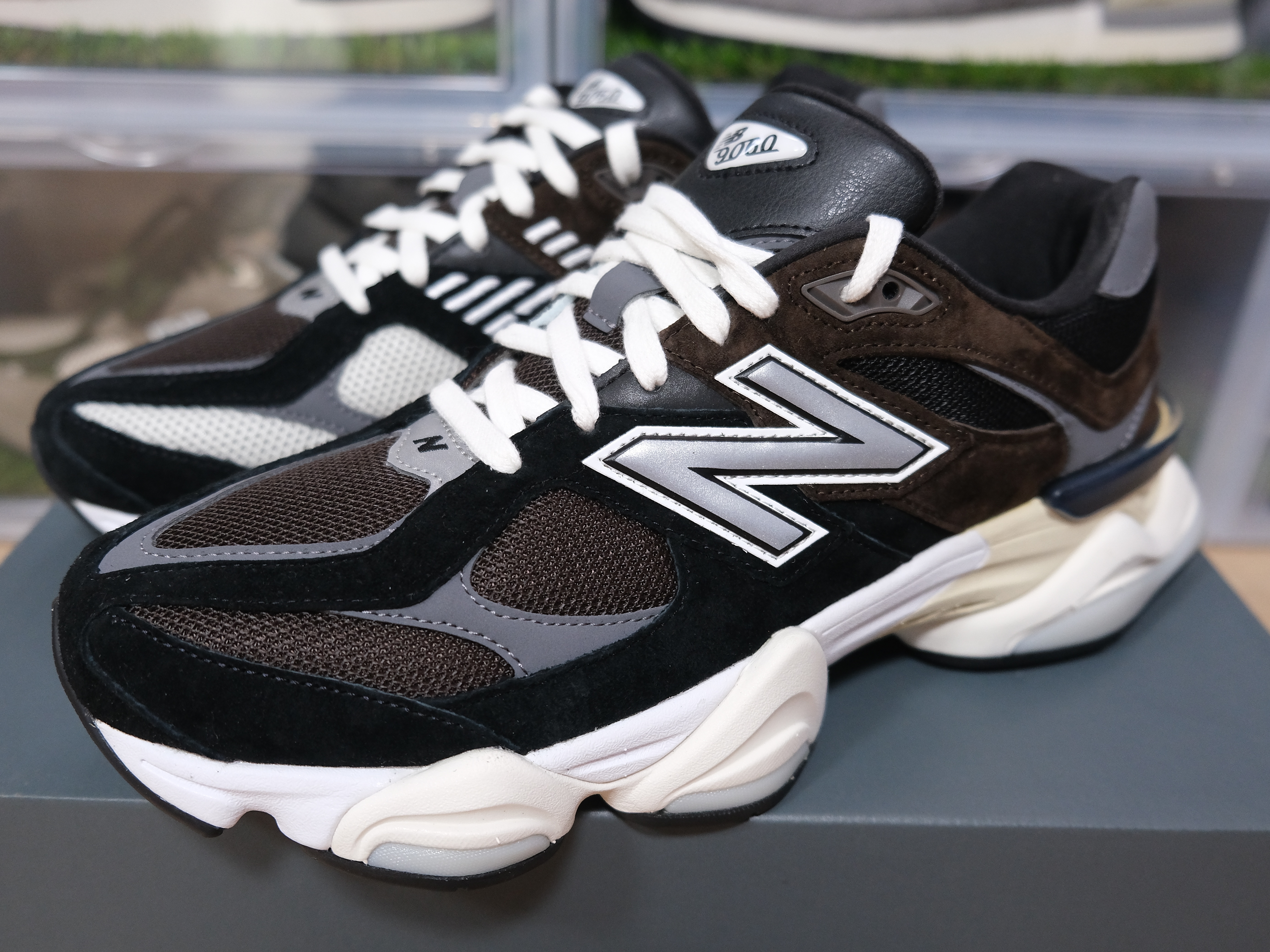 New Balance 9060 Black Dark Brown 착용 스타일 - 1