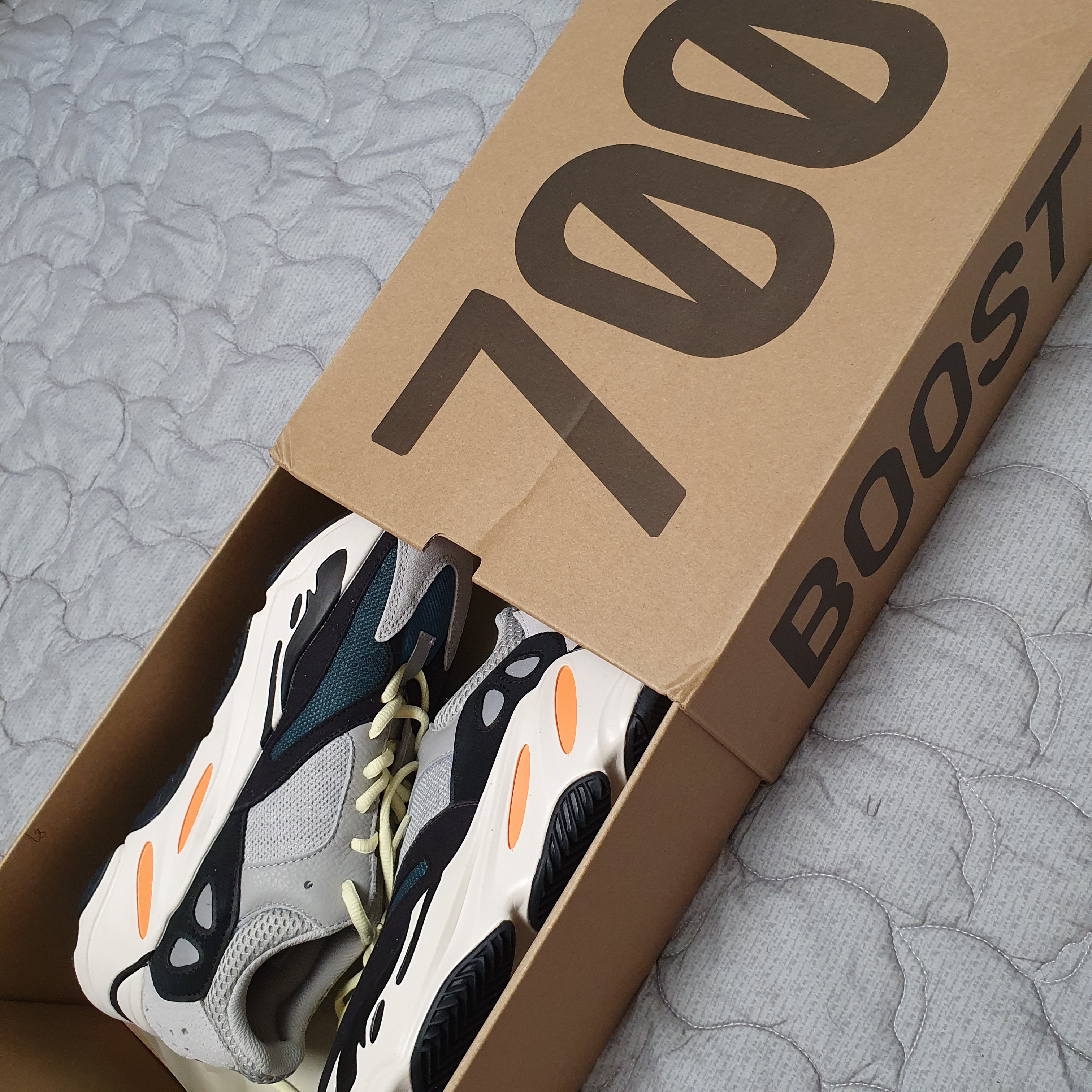 Adidas Yeezy Boost 700 Wave Runner Solid Grey 2017/2019 착용 스타일