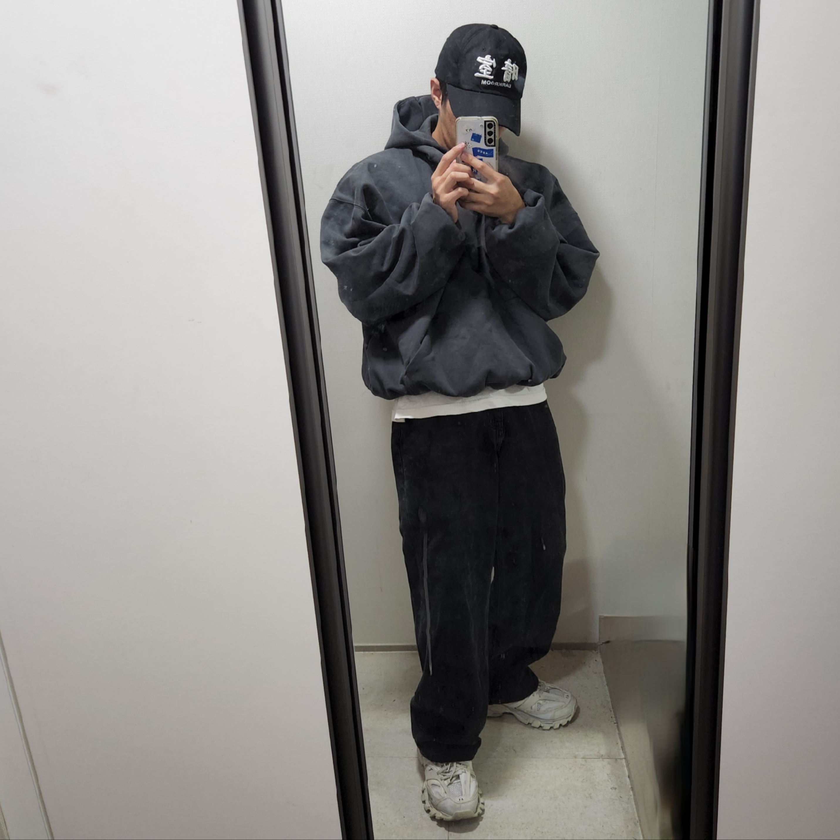 Yeezy Gap Engineered By Balenciaga Dove Hoodie Black, Darkr8m Studio White Logo Cap 착용 스타일