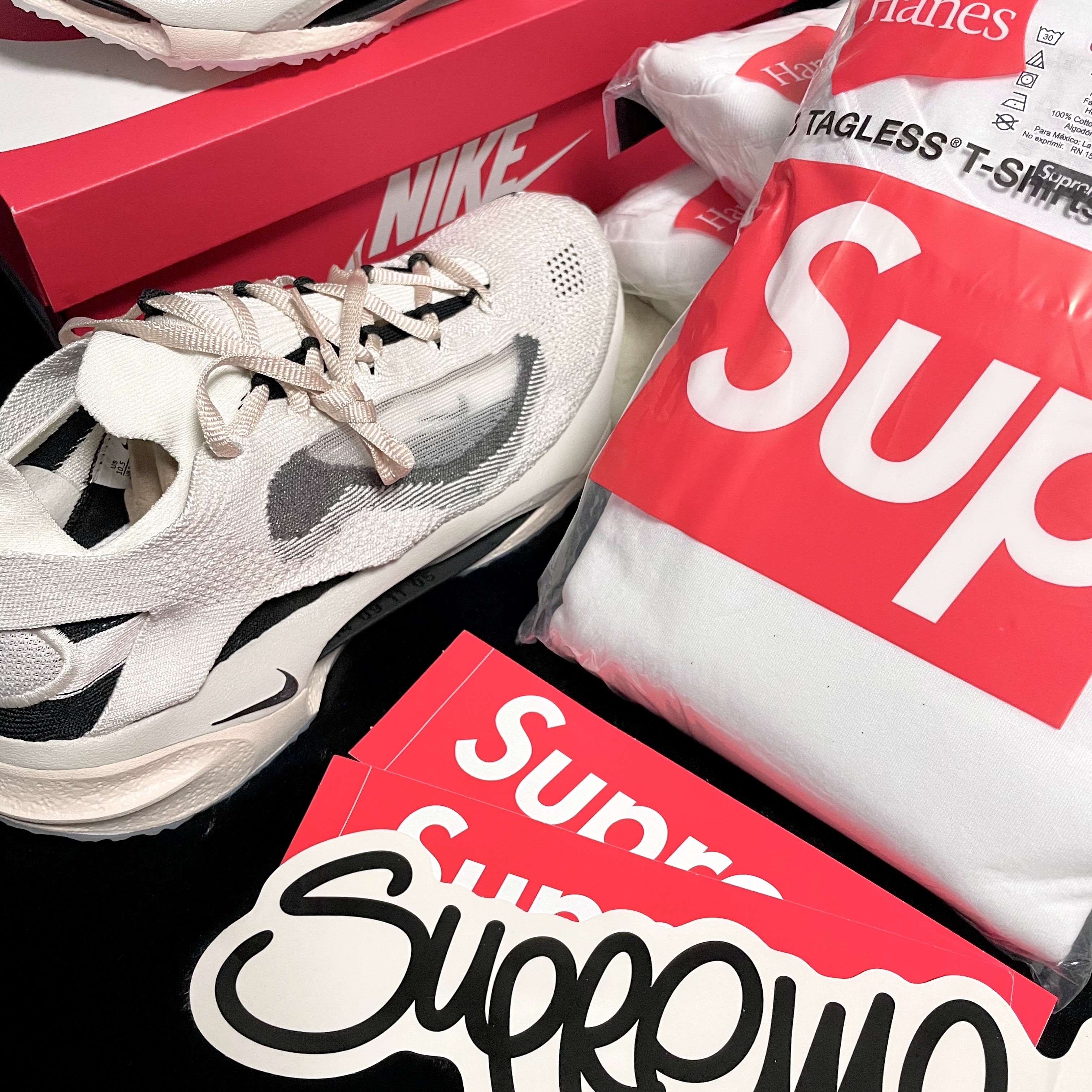 Supreme Hanes Tagless T-Shirt White (3 Pack), Nike Spark Flyknit Platinum Tint and Coconut Milk 착용 스타일