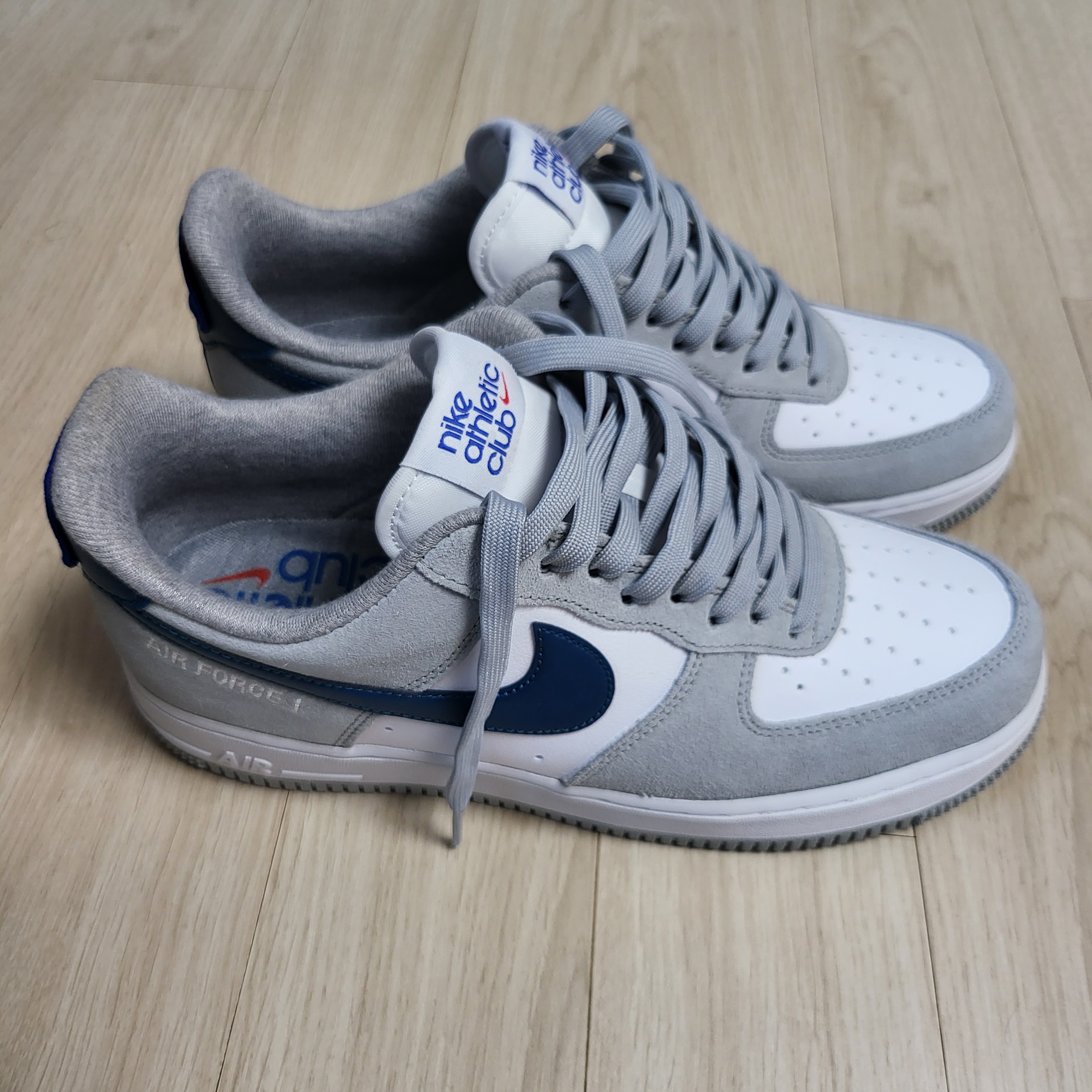 Nike Air Force 1 '07 LV8 Athletic Club Light Smoke Grey Marina 착용 스타일 - 2