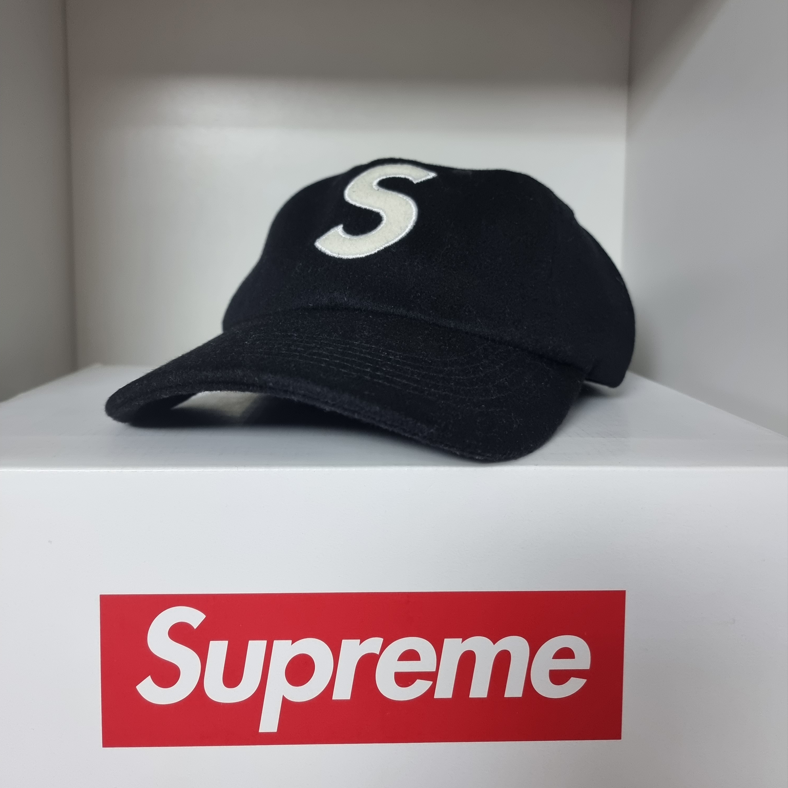 Supreme Wool S Logo 6-Panel Black - 21FW 착용 스타일