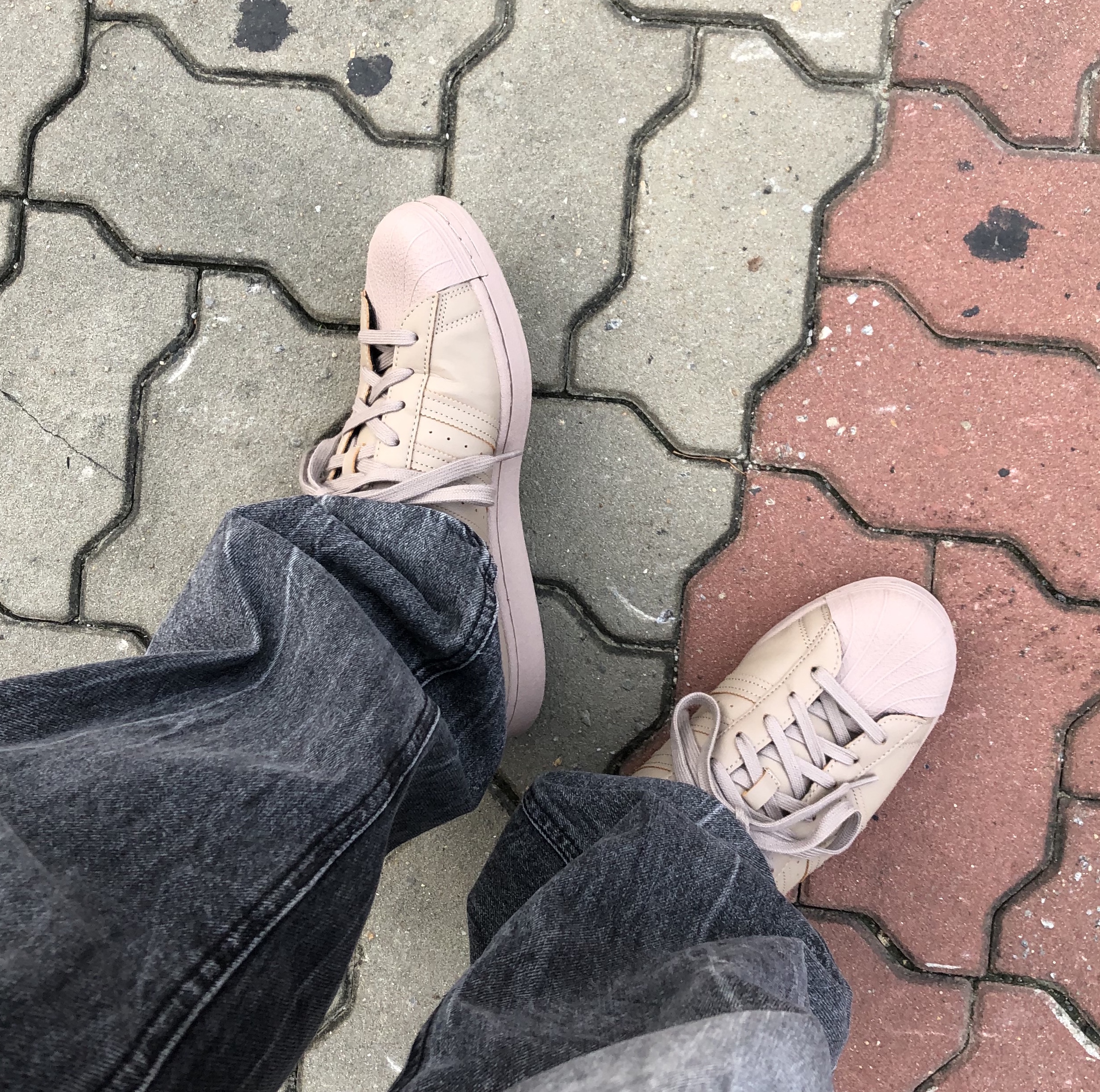 Adidas Superstar Chalky Brown 착용 스타일 - 1