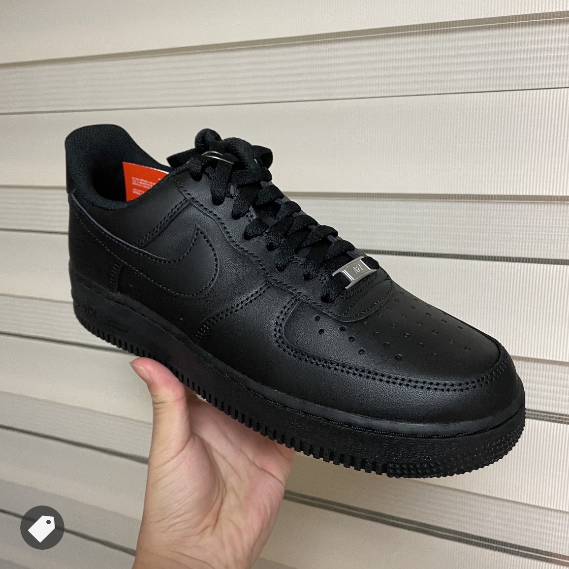 Nike Air Force 1 '07 Low Triple Black 착용 스타일
