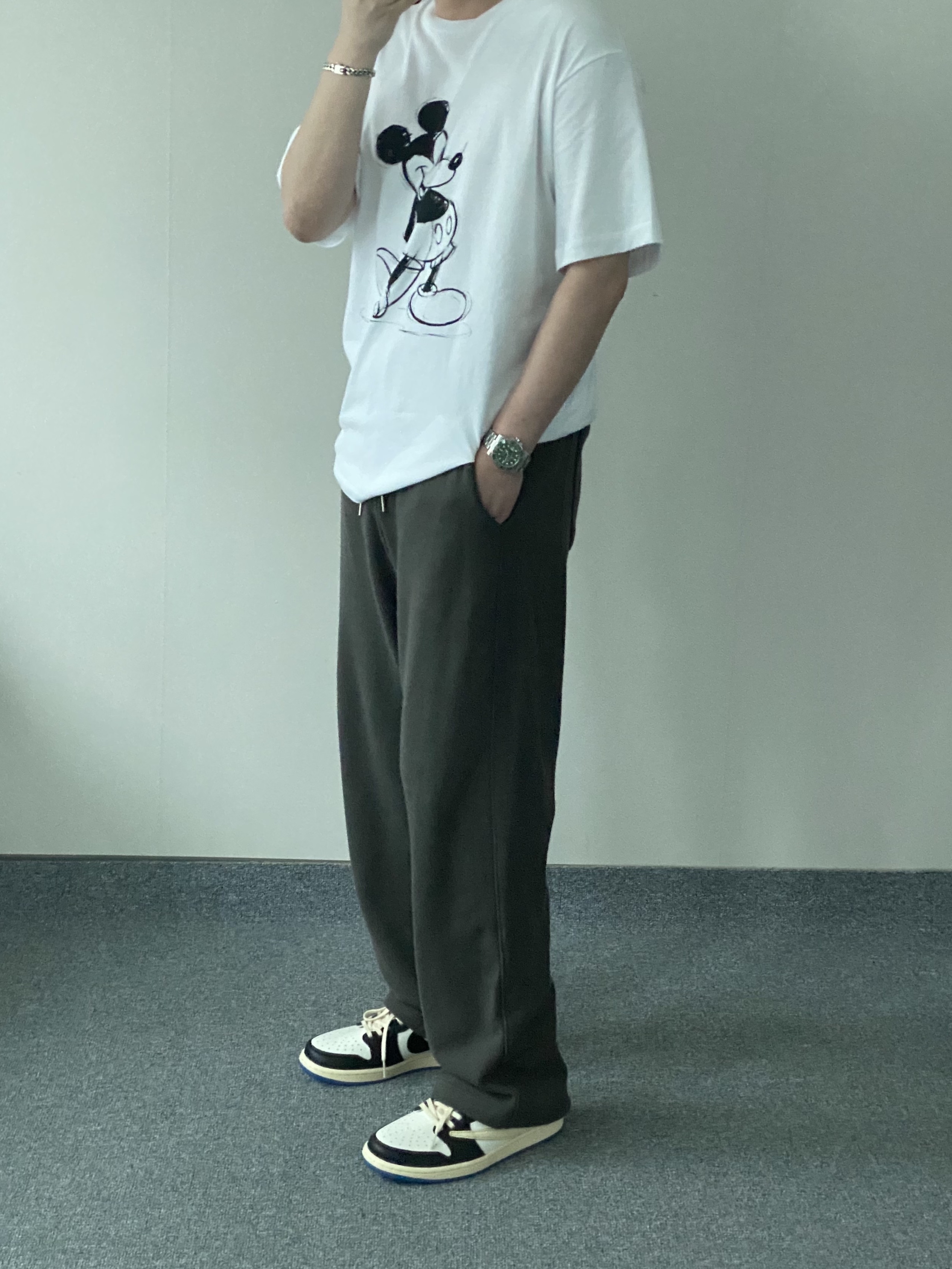 Jordan 1 x Travis Scott x Fragment Retro Low OG SP Military Blue, Rolex Submariner Date 40mm 116610LV Green Oyster 착용 스타일