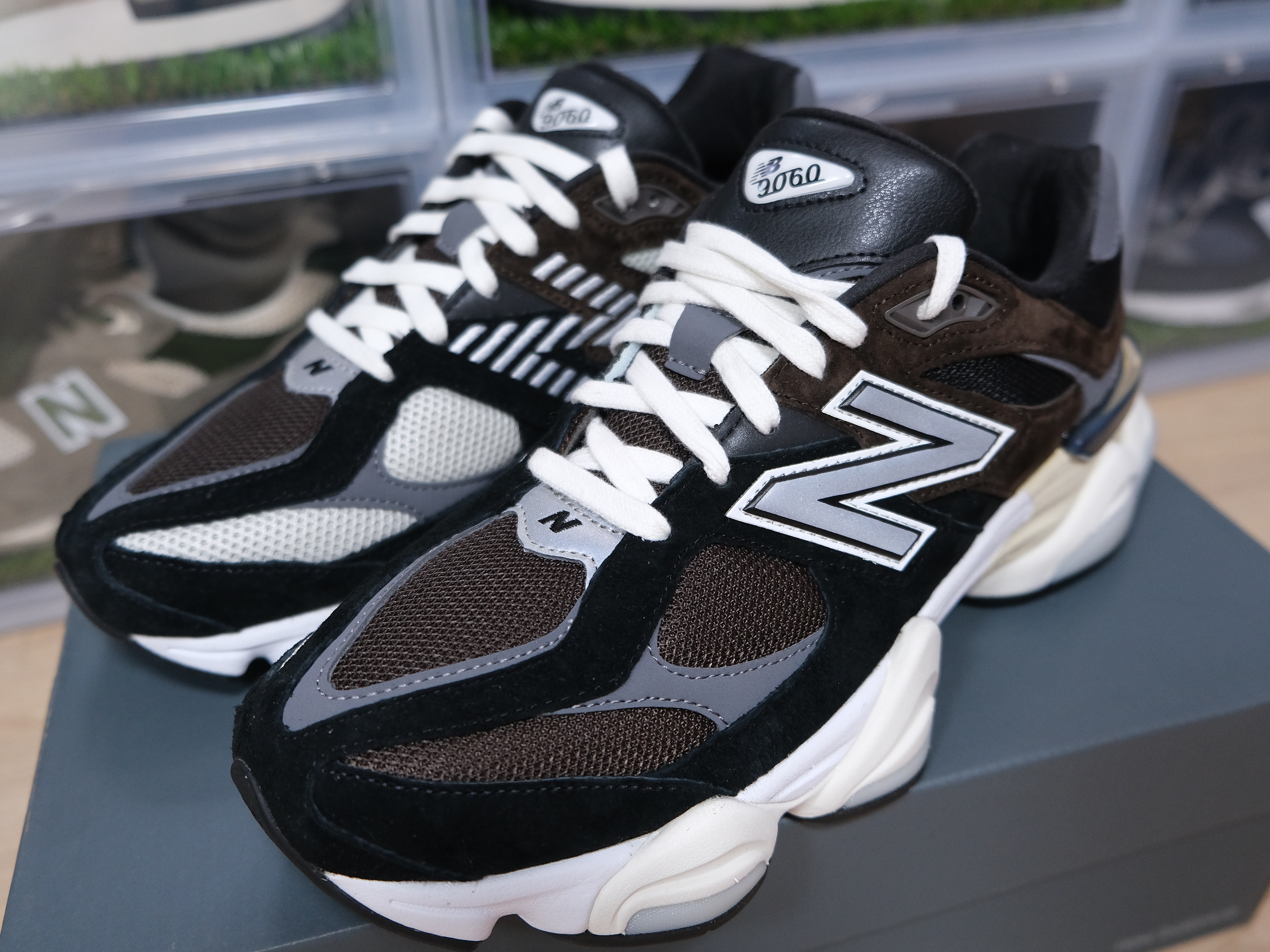 New Balance 9060 Black Dark Brown 착용 스타일 - 2
