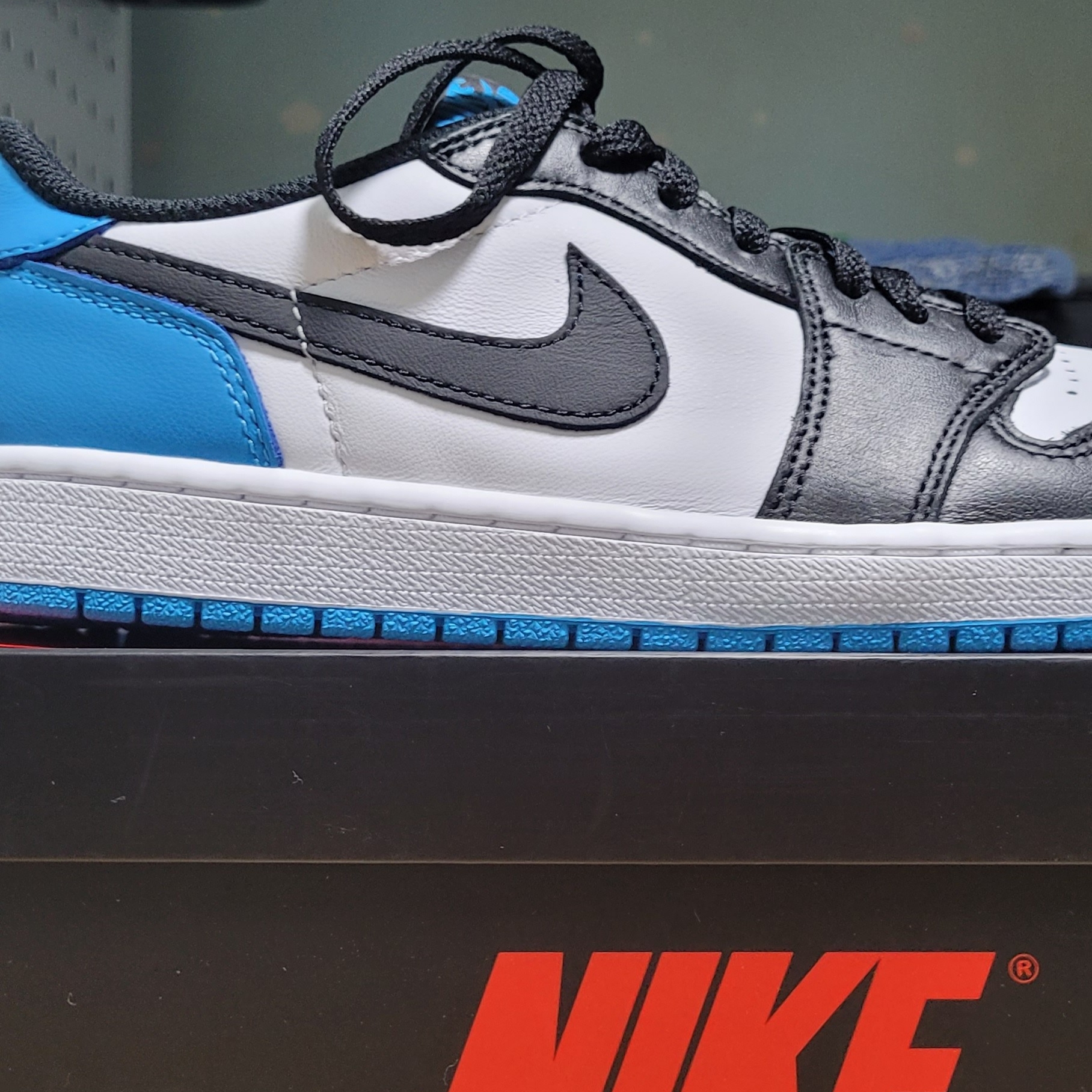 Jordan 1 Retro Low OG Black and Dark Powder Blue 착용 스타일 - 1