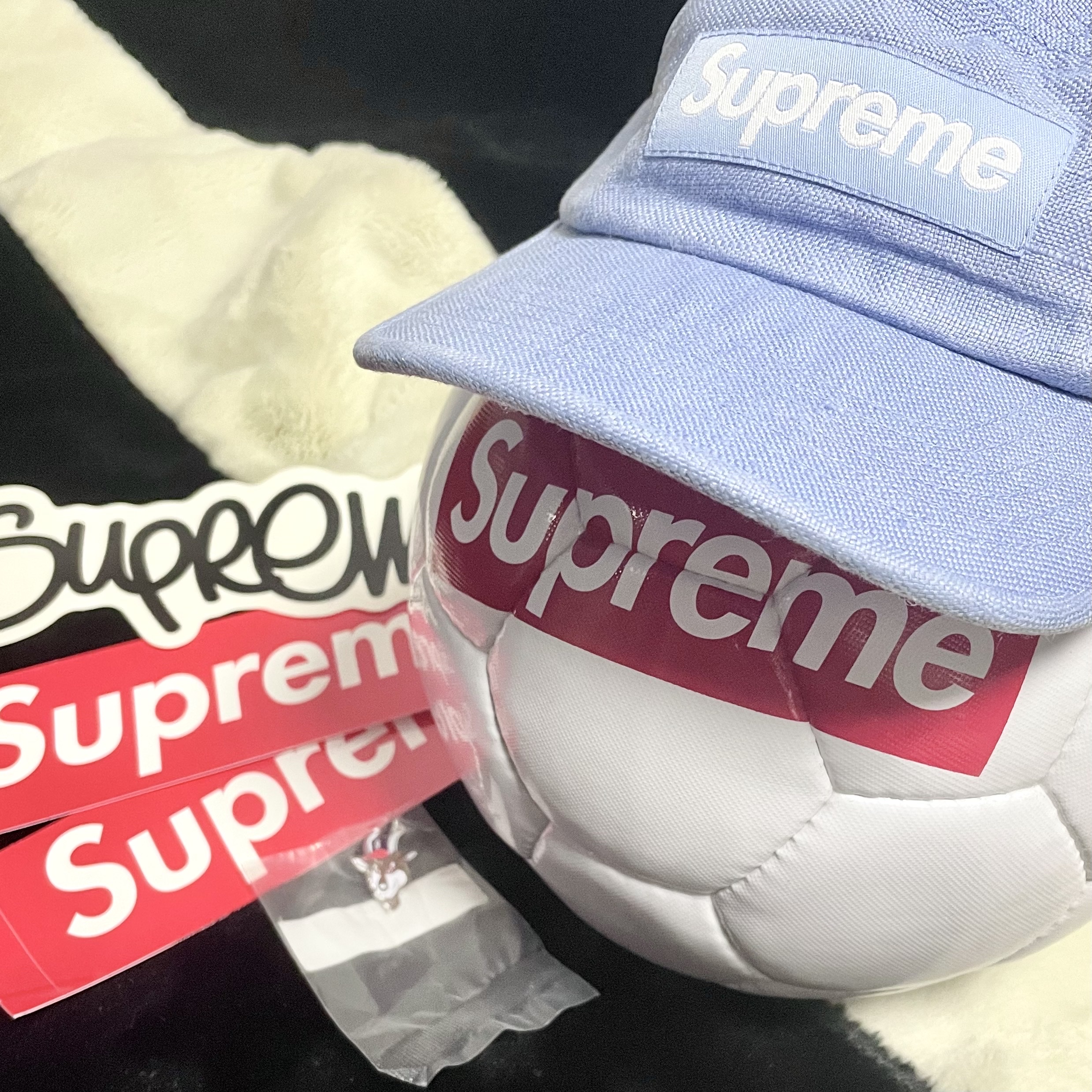 Supreme x Umbro Soccer Ball White - 22SS, Supreme Linen Fitted Camp Cap Light Blue - 22SS 착용 스타일