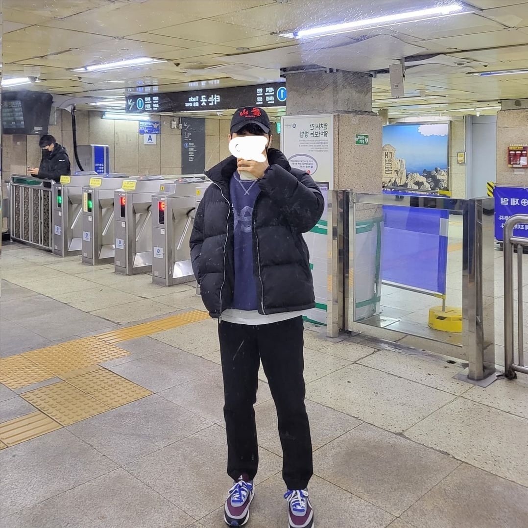 Darkr8m Studio Busan Red Logo Cap, IAB Studio x Lee Pigment Sweatshirt Indigo Navy 착용 스타일