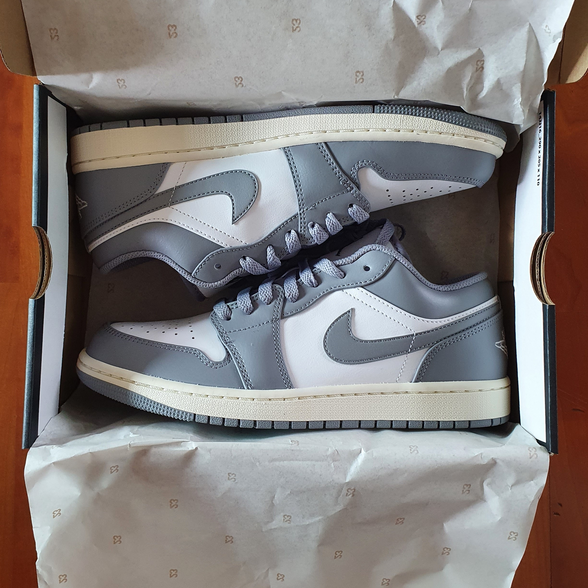 Jordan 1 Low Stealth and White 착용 스타일 - 3