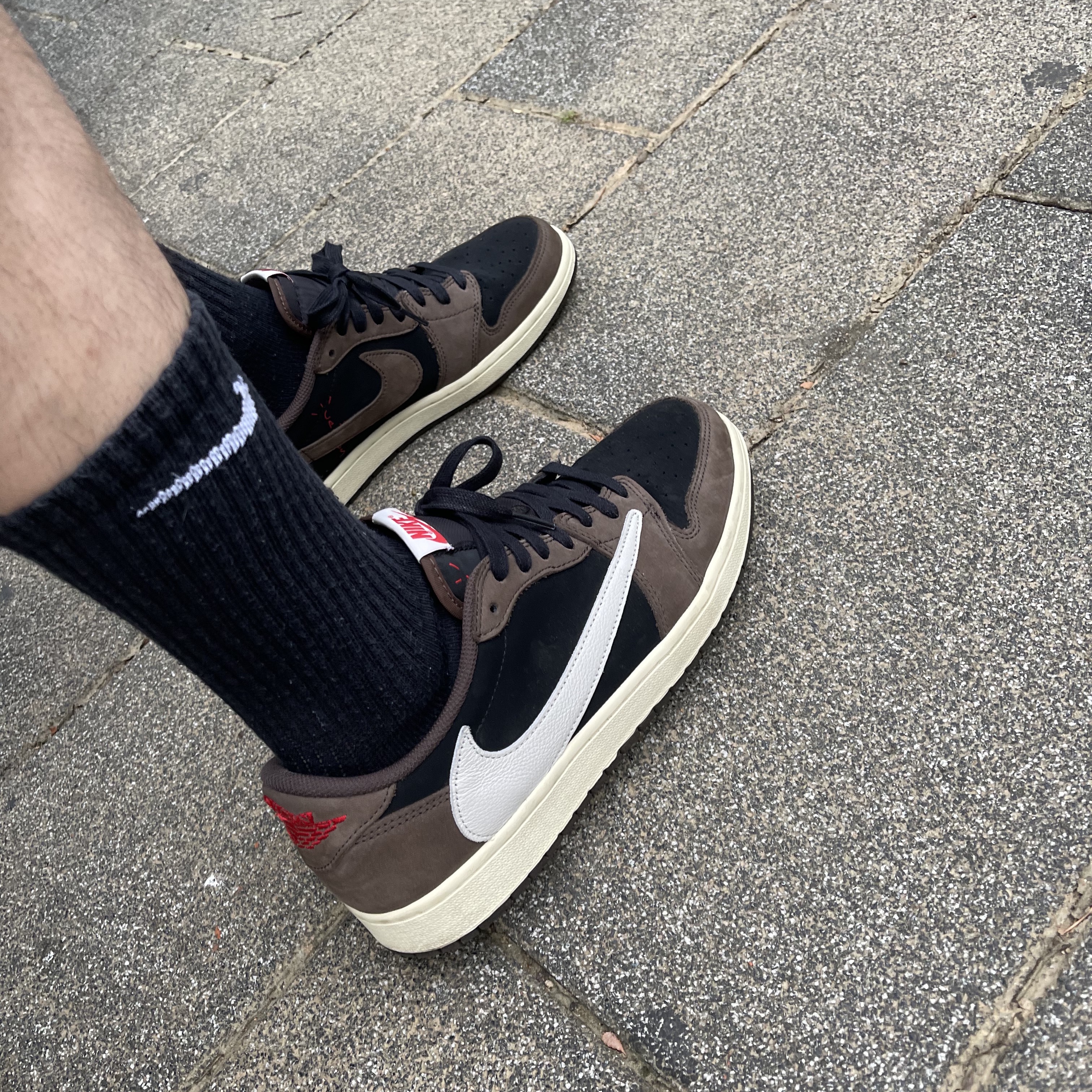 Jordan 1 x Travis Scott Retro Low OG SP Mocha 착용 스타일 - 3