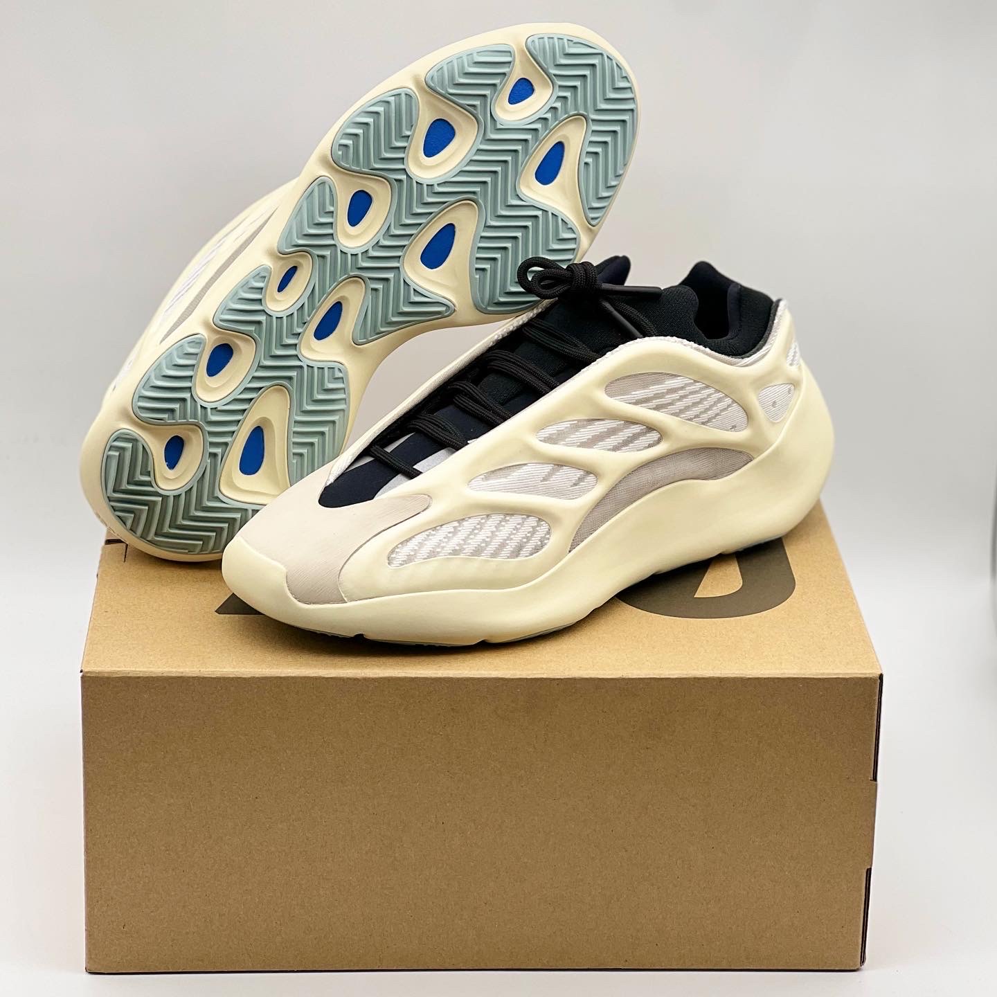 Adidas Yeezy 700 V3 Azael 2022/2023 착용 스타일 - 1