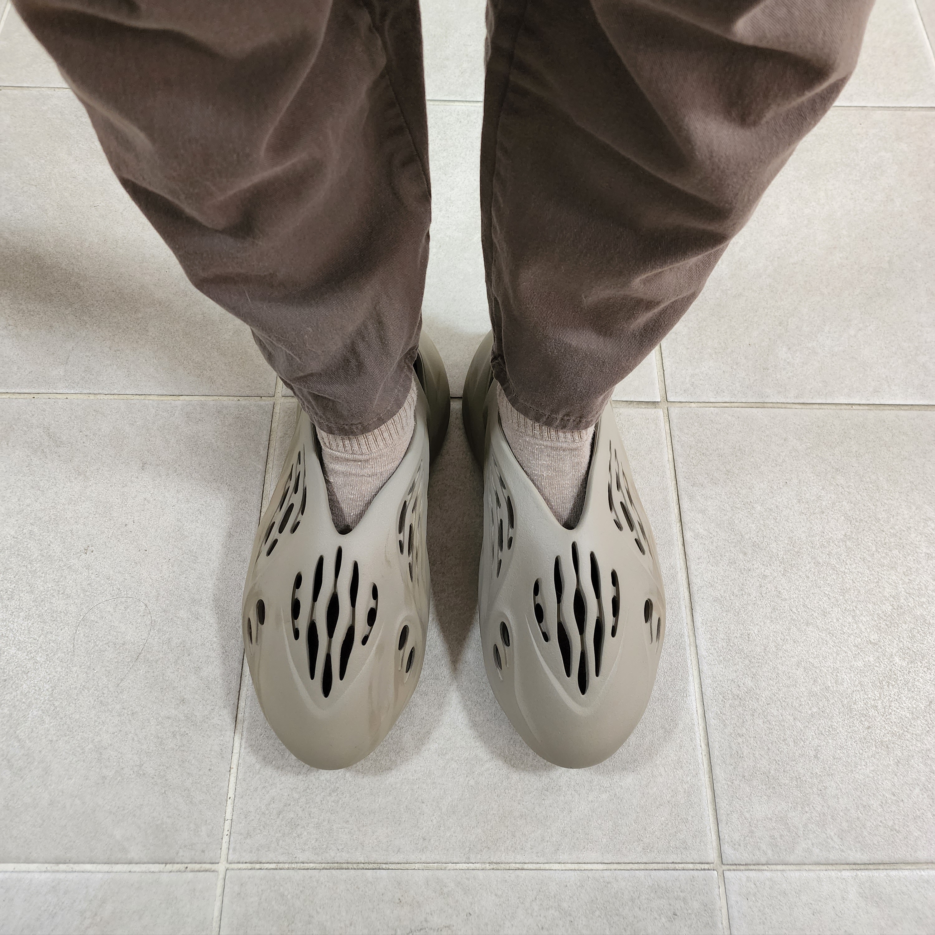 Adidas Yeezy Foam RNNR Stone Sage 착용 스타일
