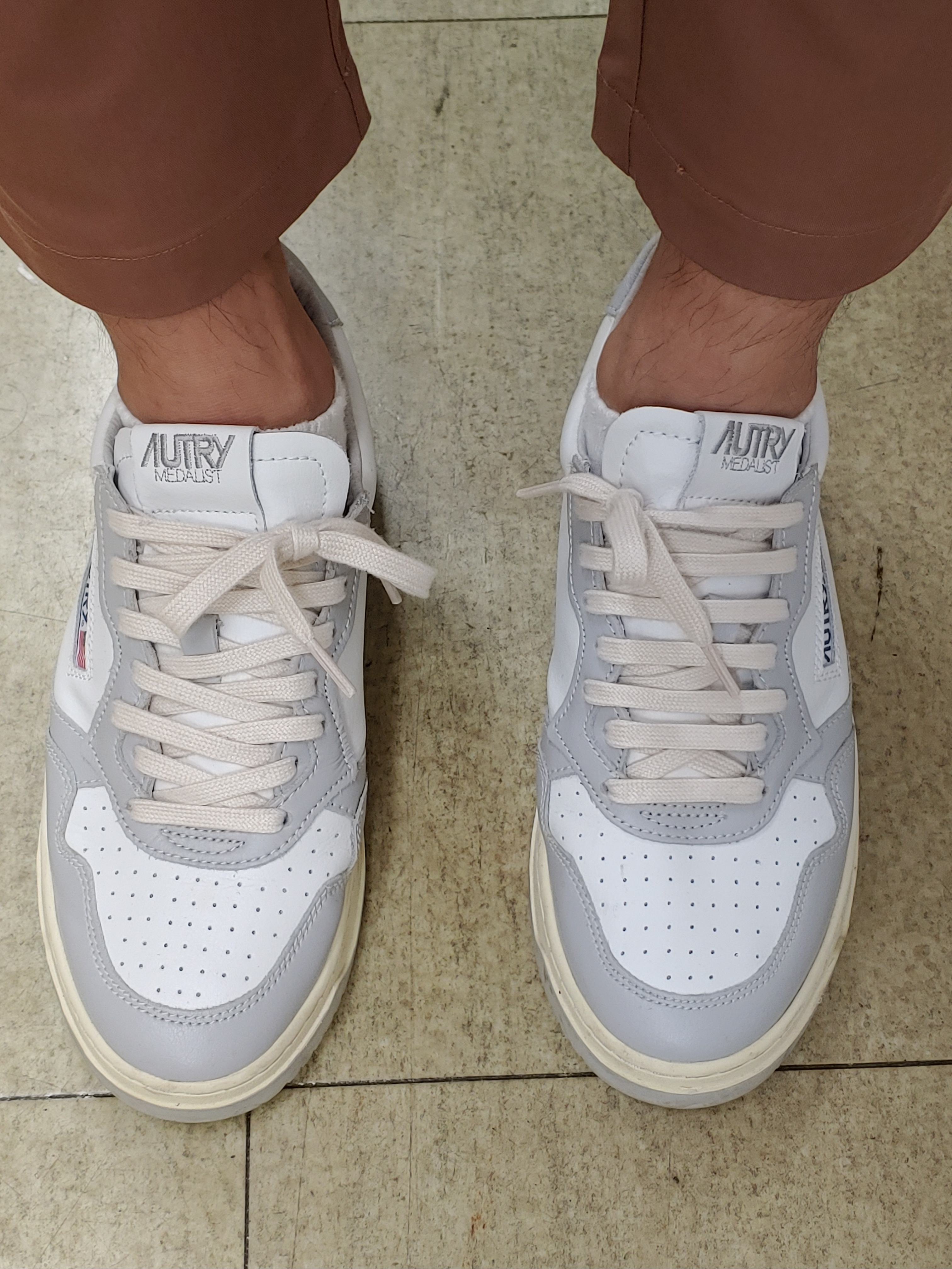 Autry Medalist Low Leather Sneakers Grey White 착용 스타일