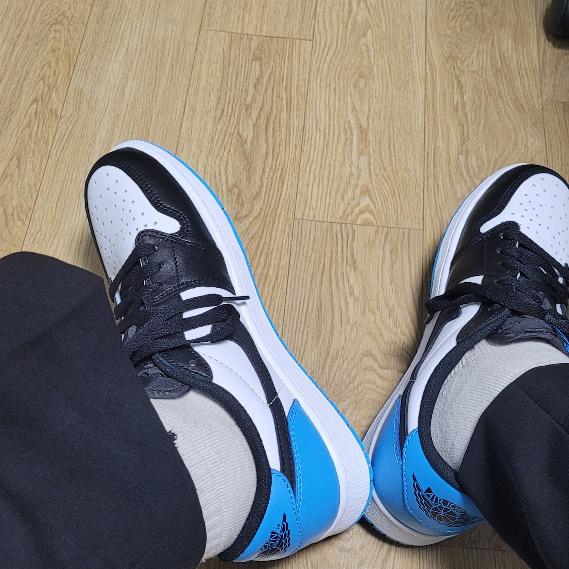 Jordan 1 Retro Low OG Black and Dark Powder Blue 착용 스타일 - 2