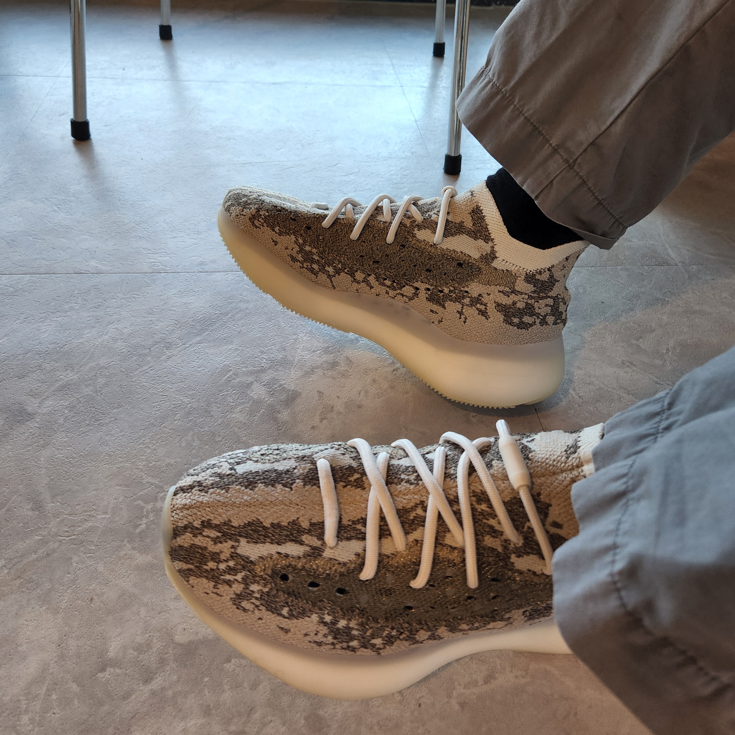 Adidas Yeezy Boost 380 Pyrite 착용 스타일 - 3