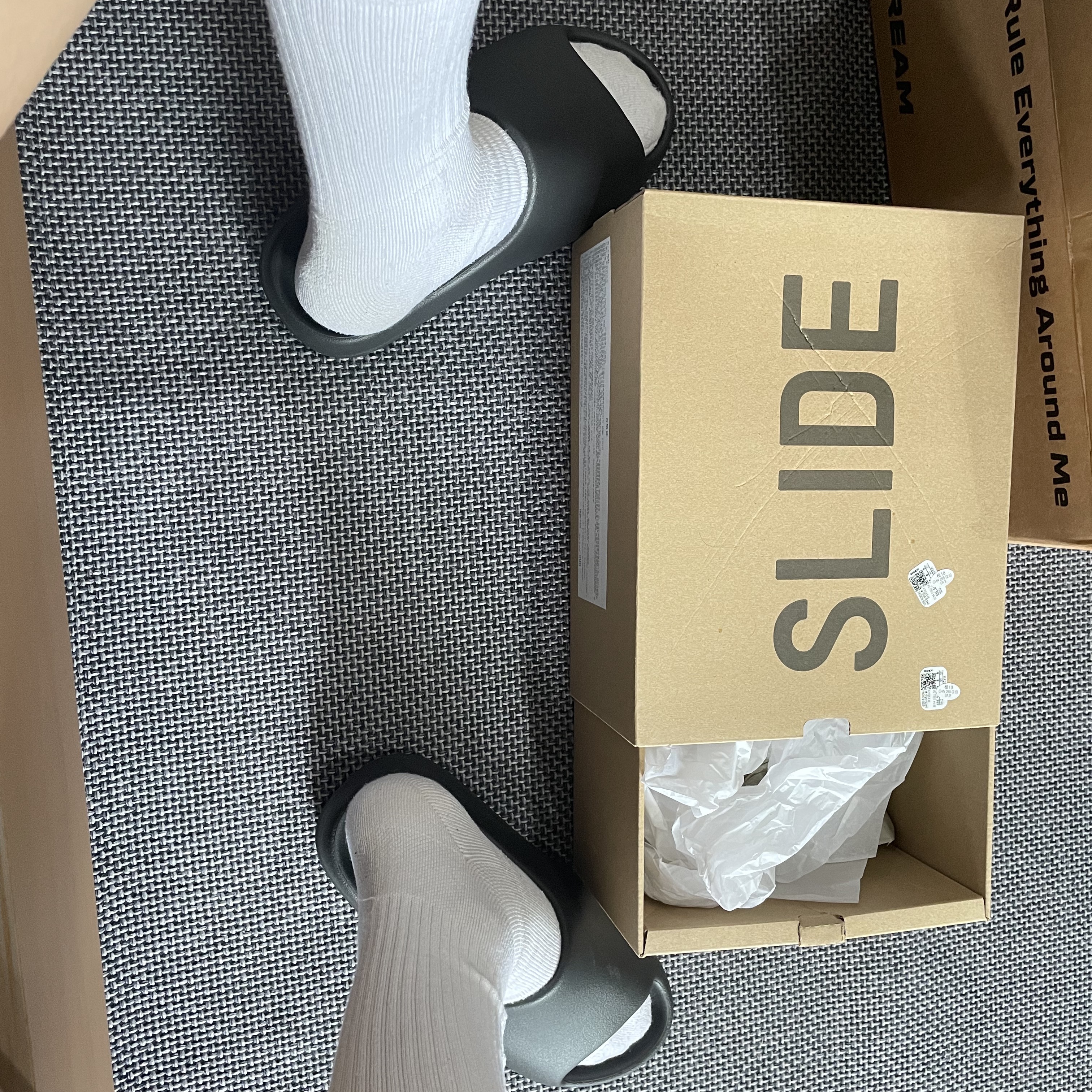 Adidas Yeezy Slide Onyx 착용 스타일