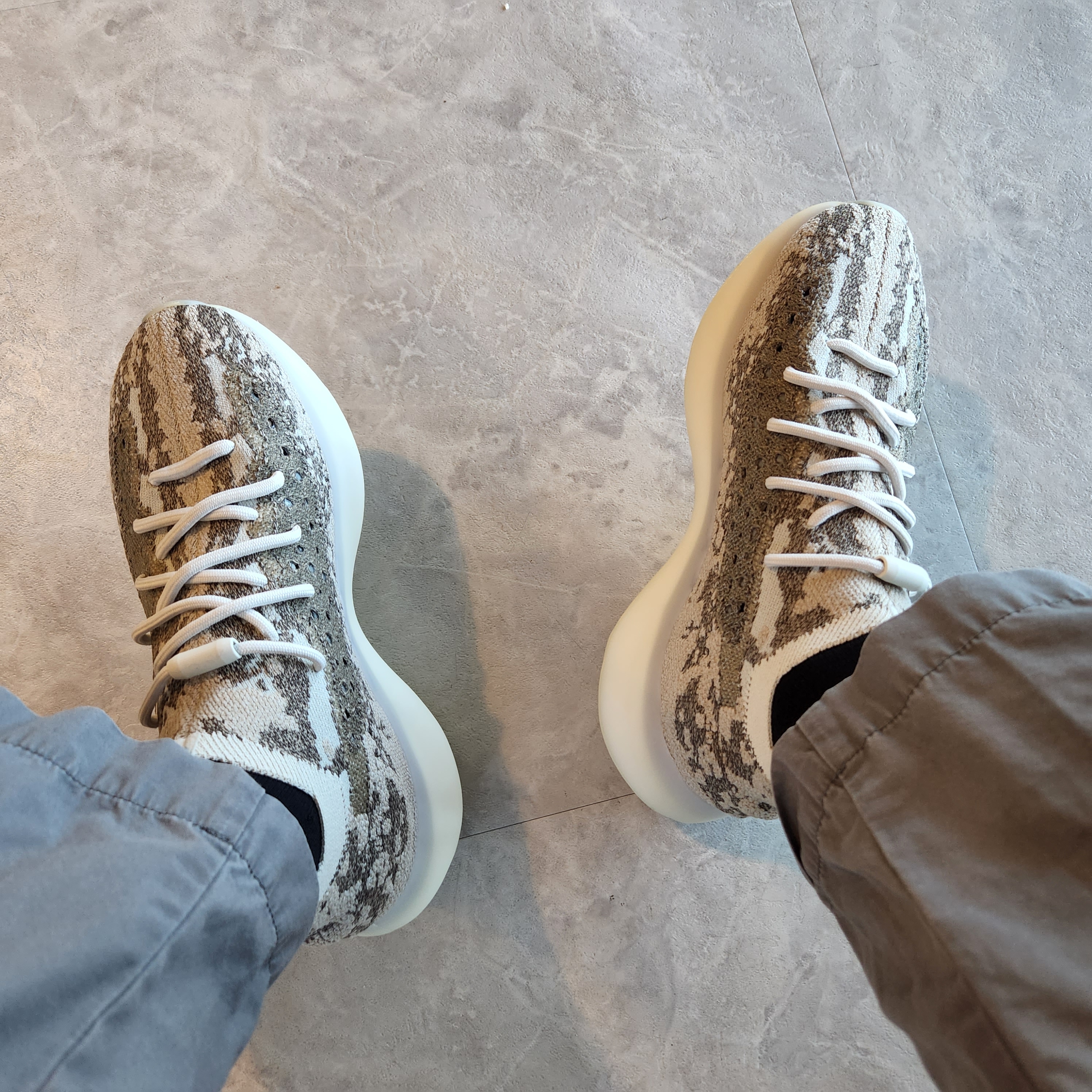 Adidas Yeezy Boost 380 Pyrite 착용 스타일 - 1