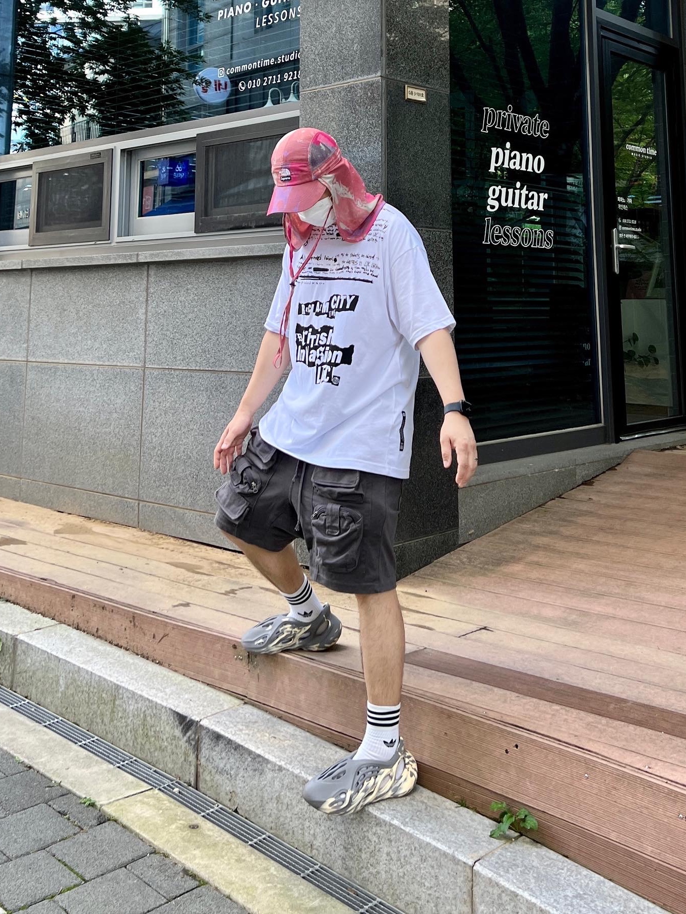 Supreme x The North Face Sunshield Camp Cap Multi-Color - 20SS, Adidas Yeezy Foam RNNR MXT Moon Gray 착용 스타일 - 1
