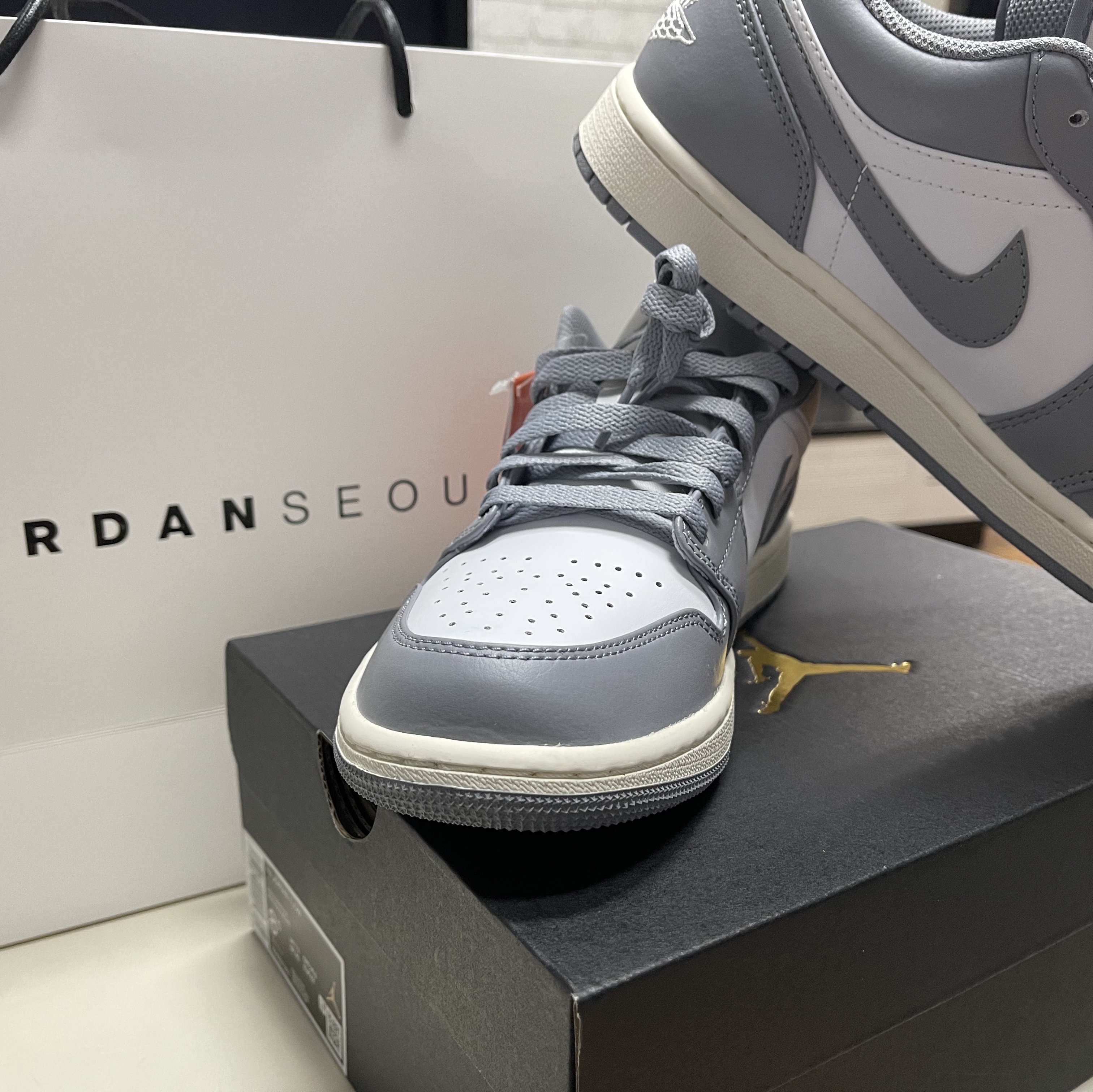 Jordan 1 Low Stealth and White 착용 스타일 - 2