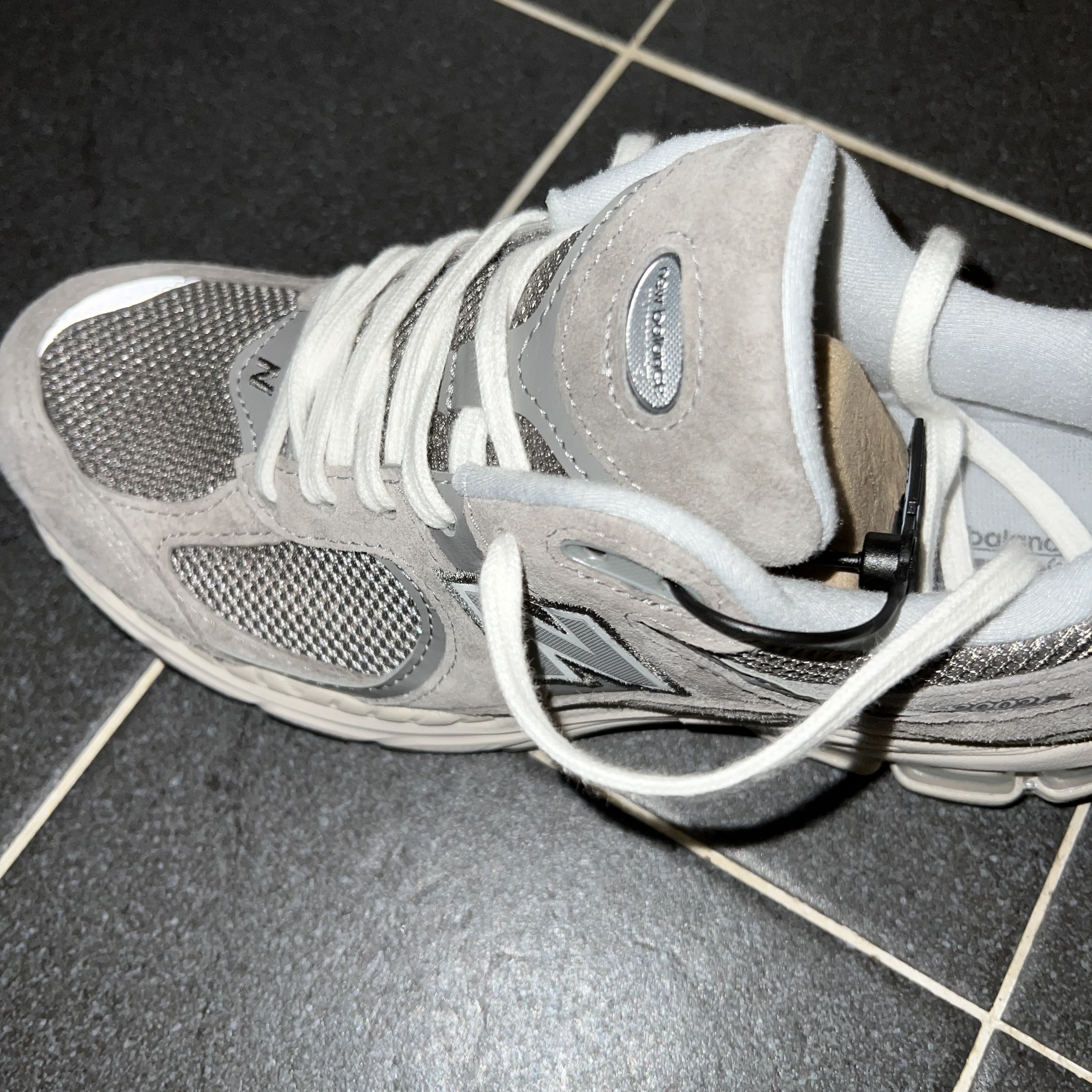 New Balance 2002R Grey 착용 스타일