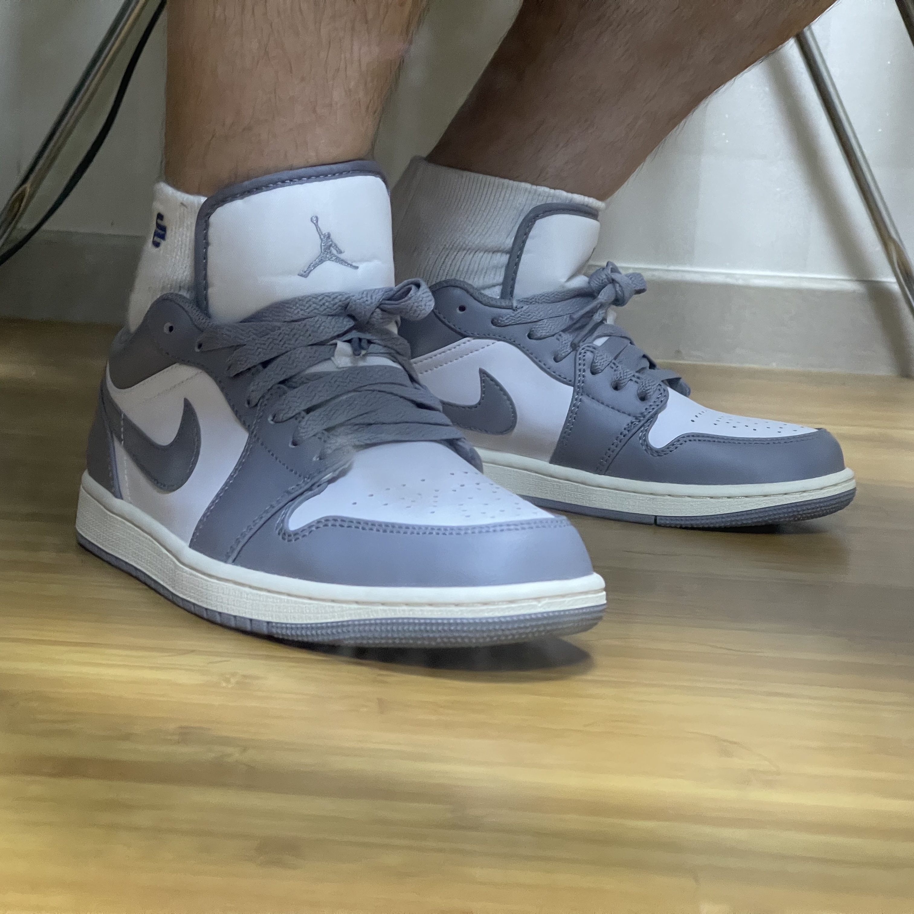 Jordan 1 Low Stealth and White 착용 스타일 - 3