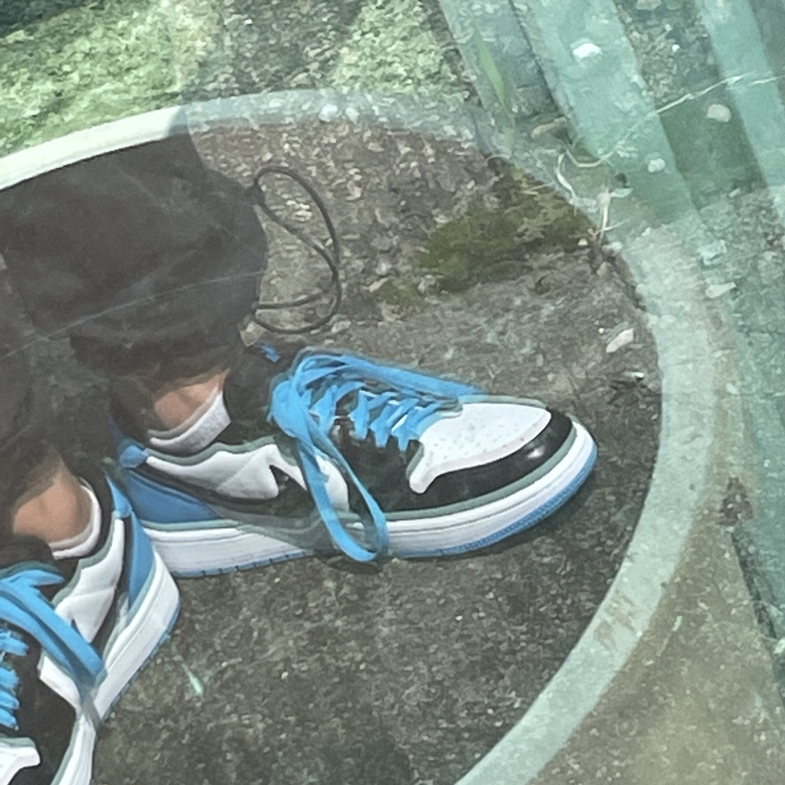Jordan 1 Retro Low OG Black and Dark Powder Blue 착용 스타일