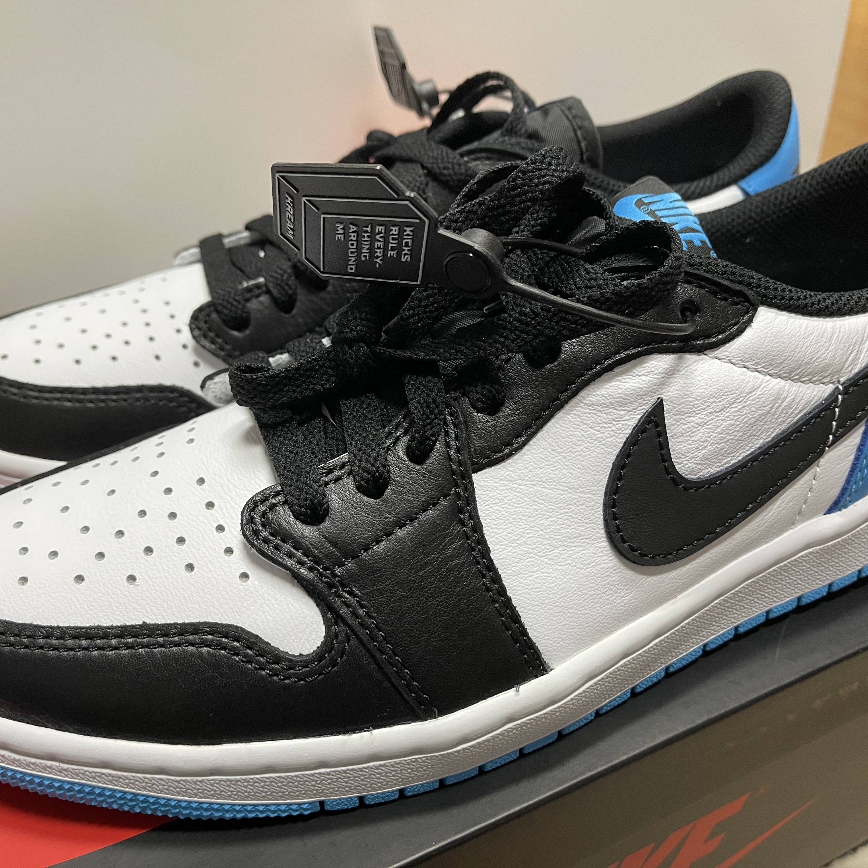 Jordan 1 Retro Low OG Black and Dark Powder Blue 착용 스타일 - 2