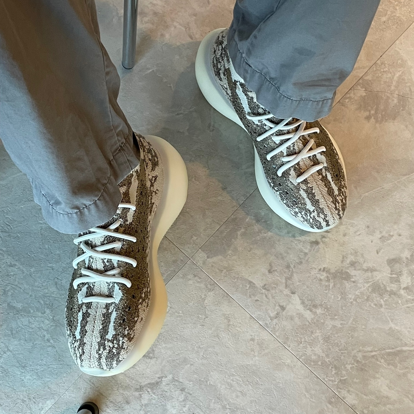 Adidas Yeezy Boost 380 Pyrite 착용 스타일 - 2
