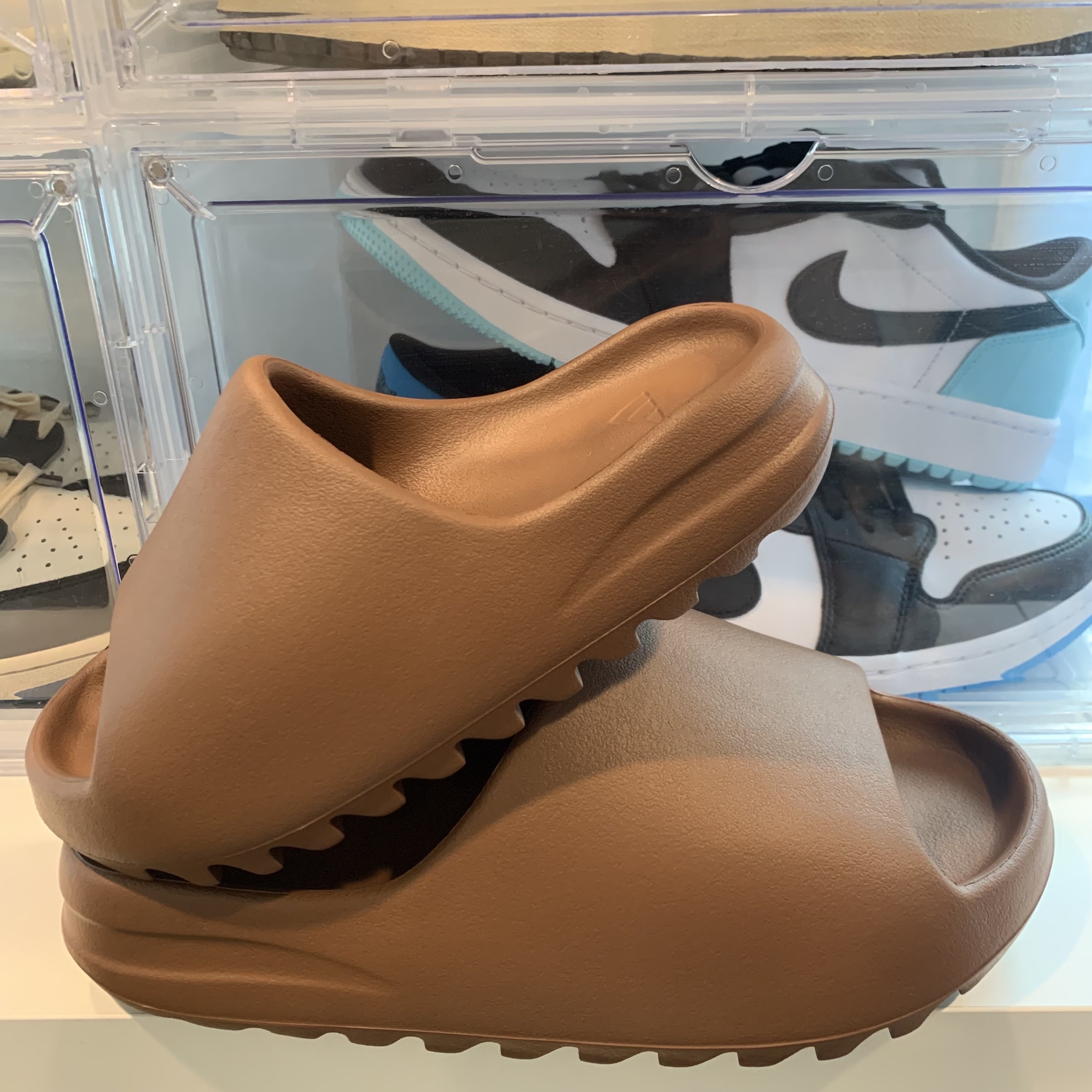 Adidas Yeezy Slide Flax 착용 스타일