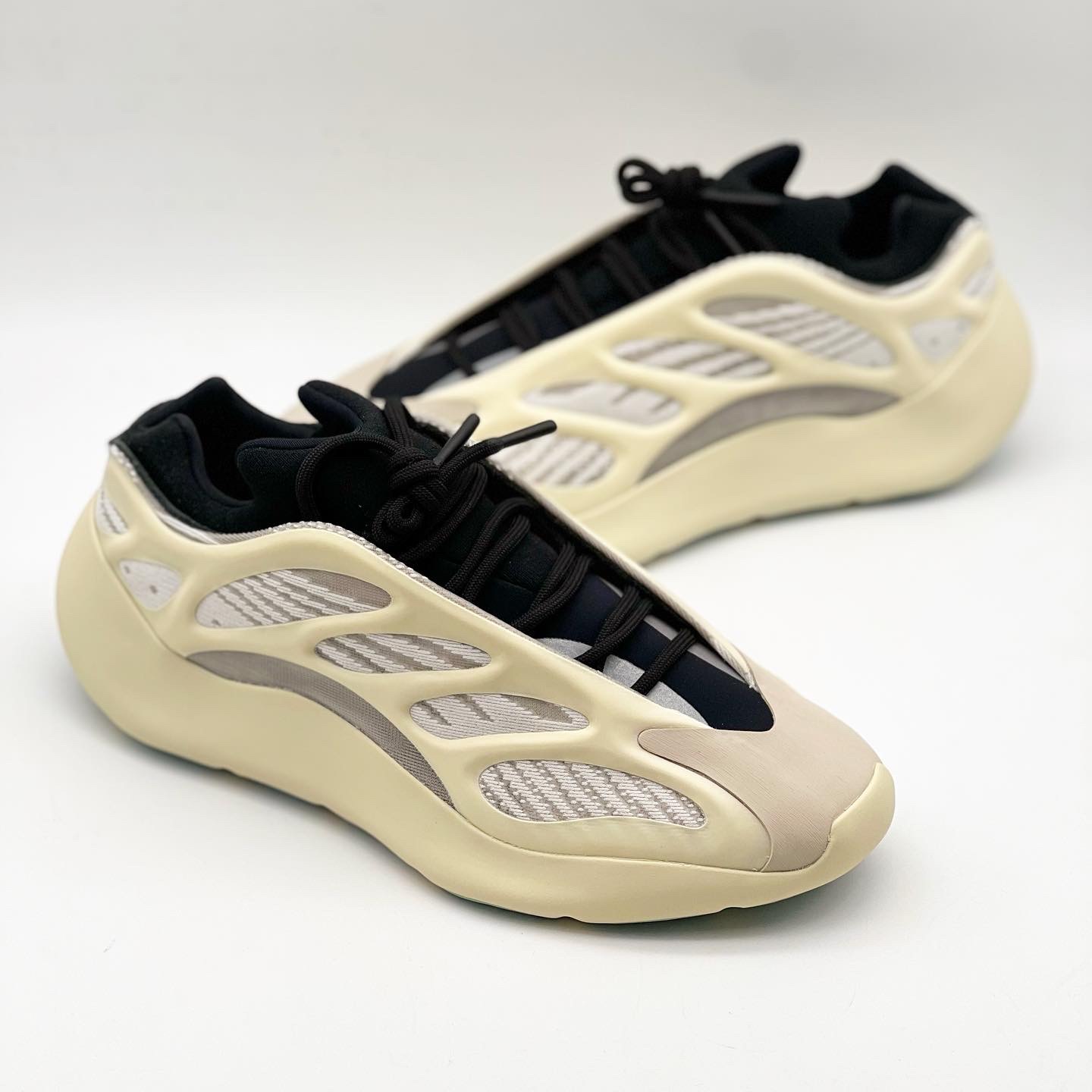 Adidas Yeezy 700 V3 Azael 2022/2023 착용 스타일 - 2