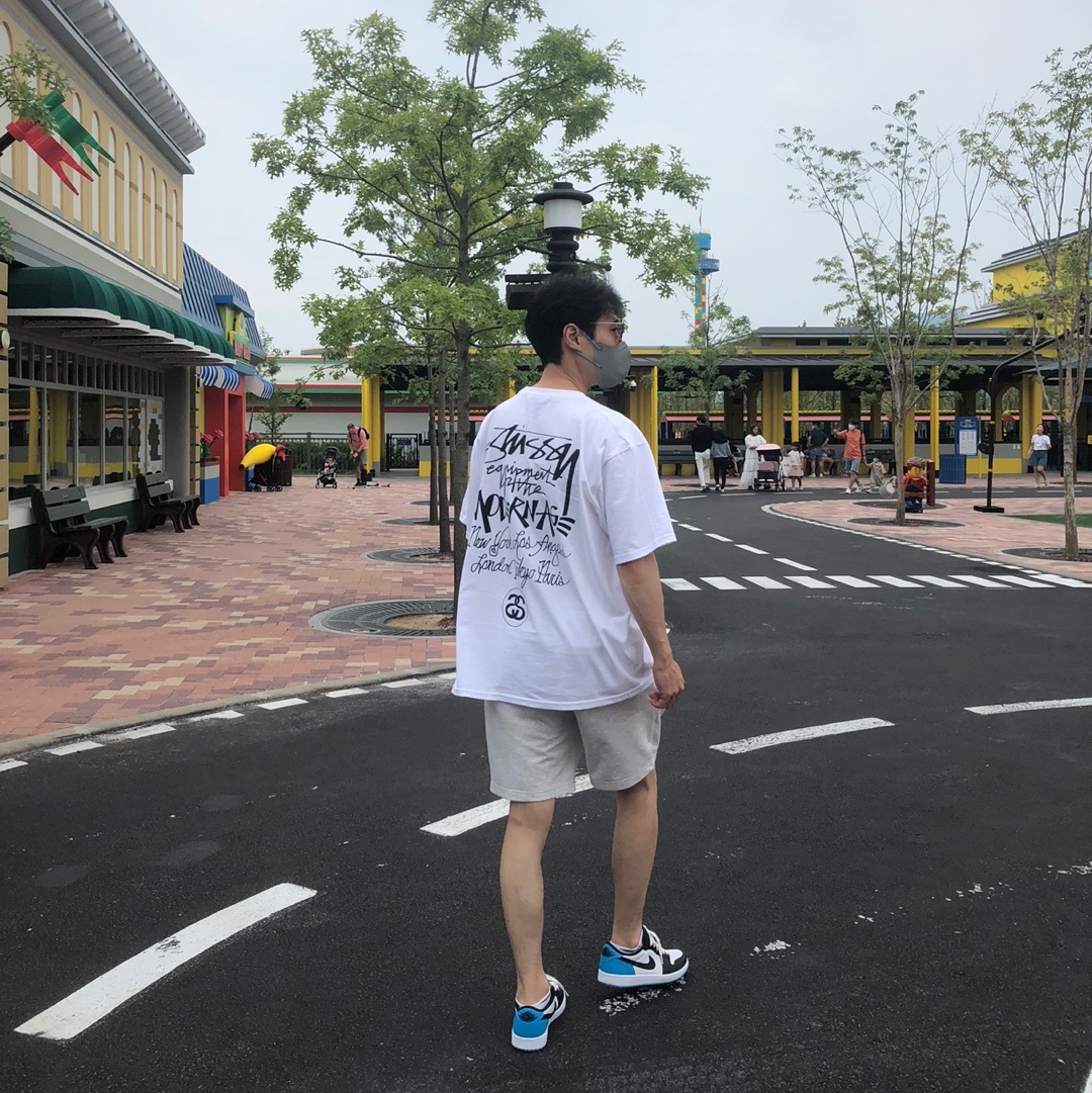 Stussy Modern Age T-Shirt White, Jordan 1 Retro Low OG Black and Dark Powder Blue 착용 스타일 - 3