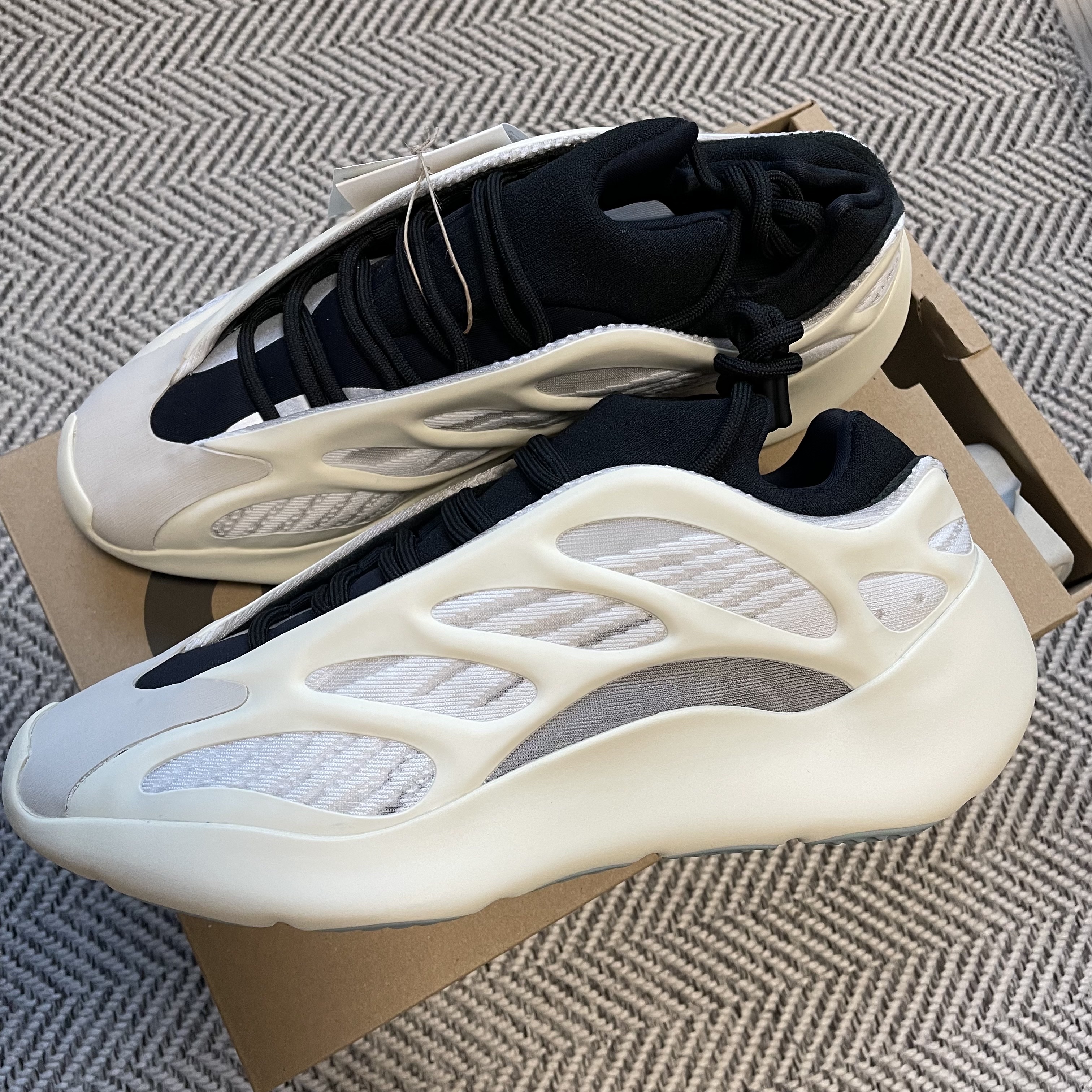 Adidas Yeezy 700 V3 Azael 2022/2023 착용 스타일