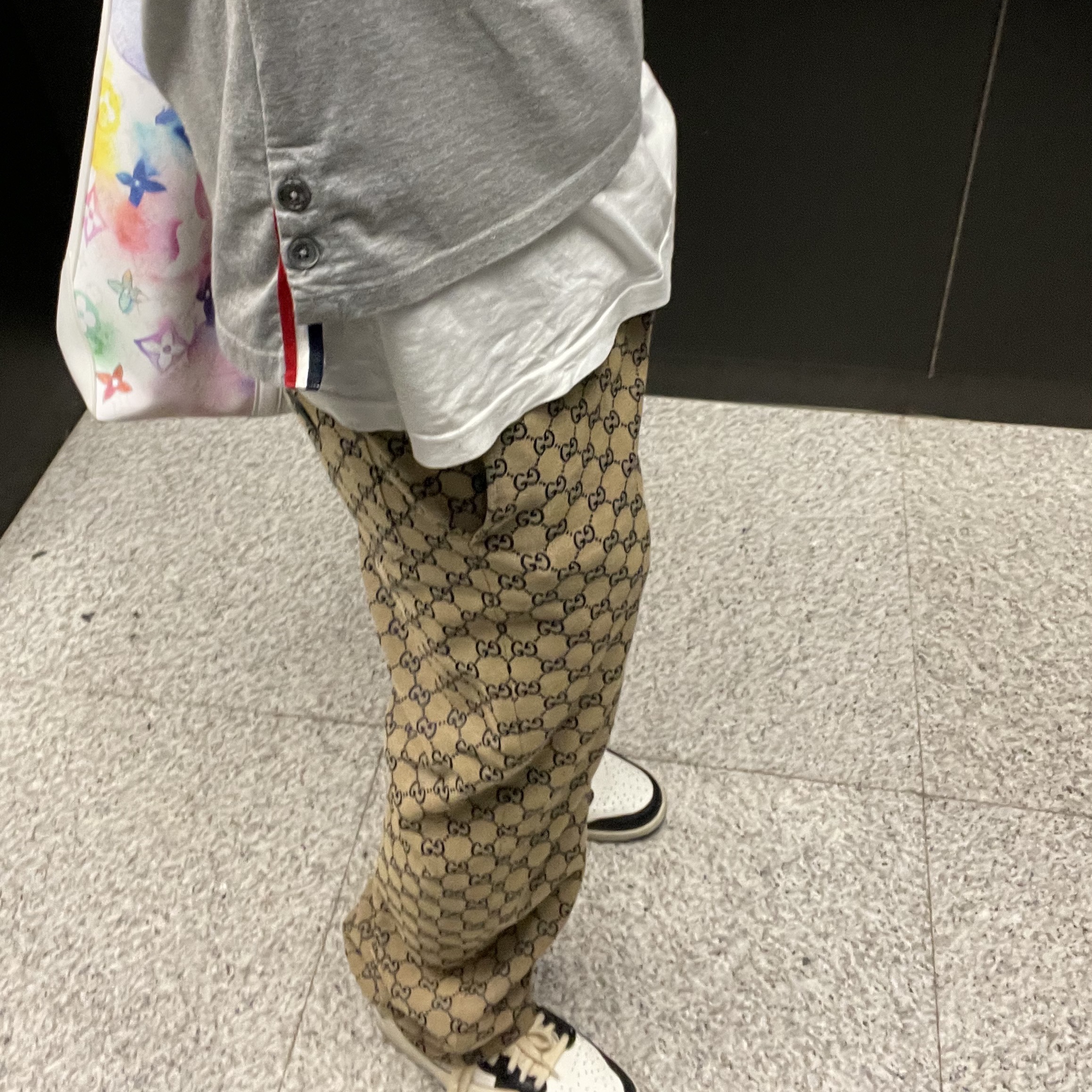 Jordan 1 x Travis Scott Retro Low OG SP Sail and Ridgerock, Louis Vuitton LVSE Monogram Gradient T-Shirt Black White 착용 스타일 - 3