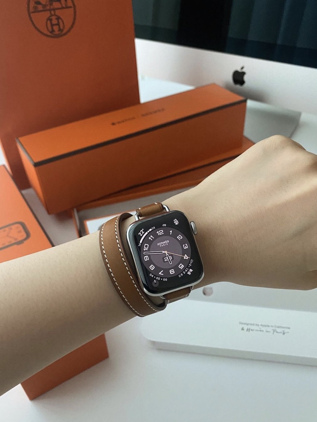 Apple Watch Hermes Series 7 41mm Silver Stainless Steel Case with Attelage Double Tour Gold (Korean Ver.) 착용 스타일