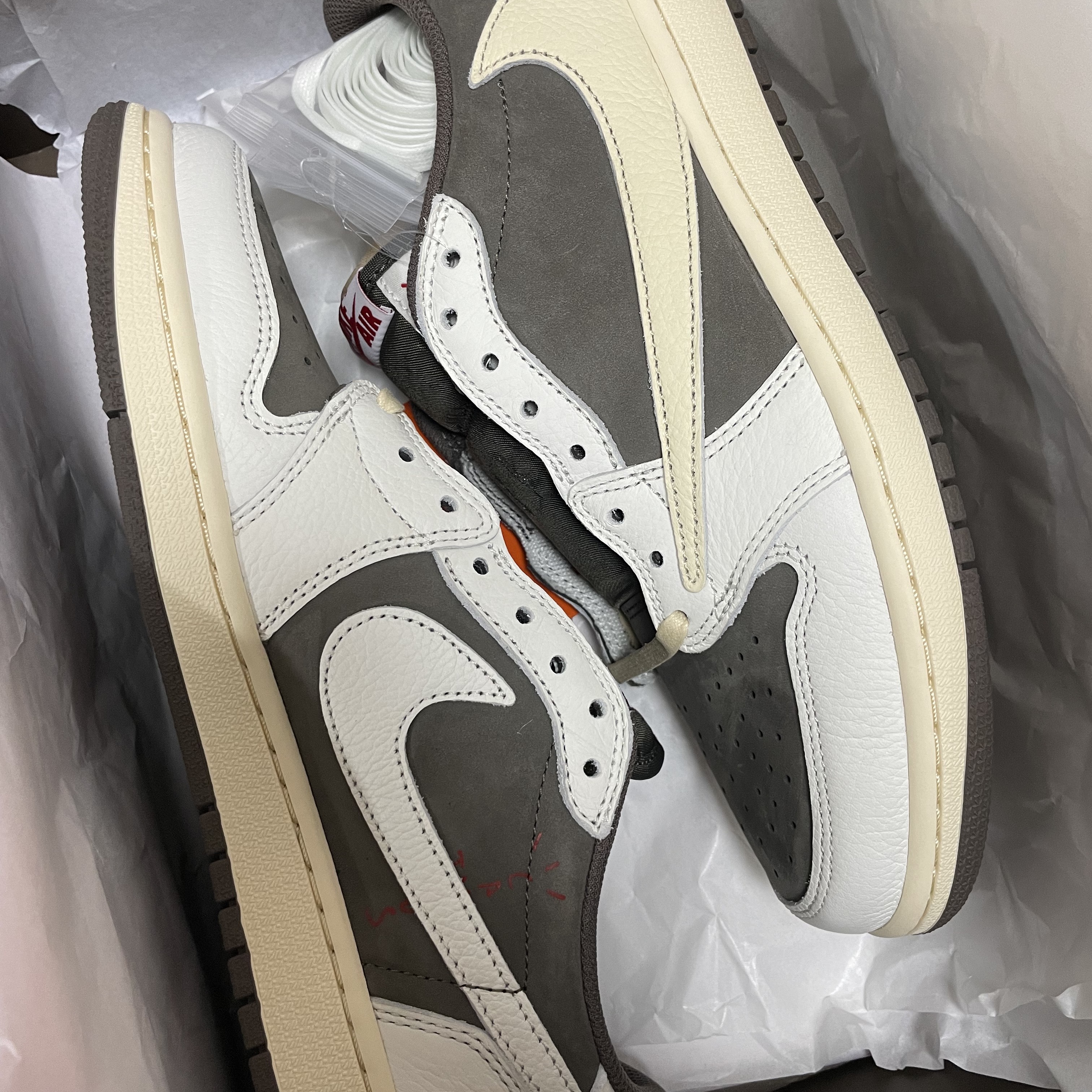 Jordan 1 x Travis Scott Retro Low OG SP Sail and Ridgerock 착용 스타일