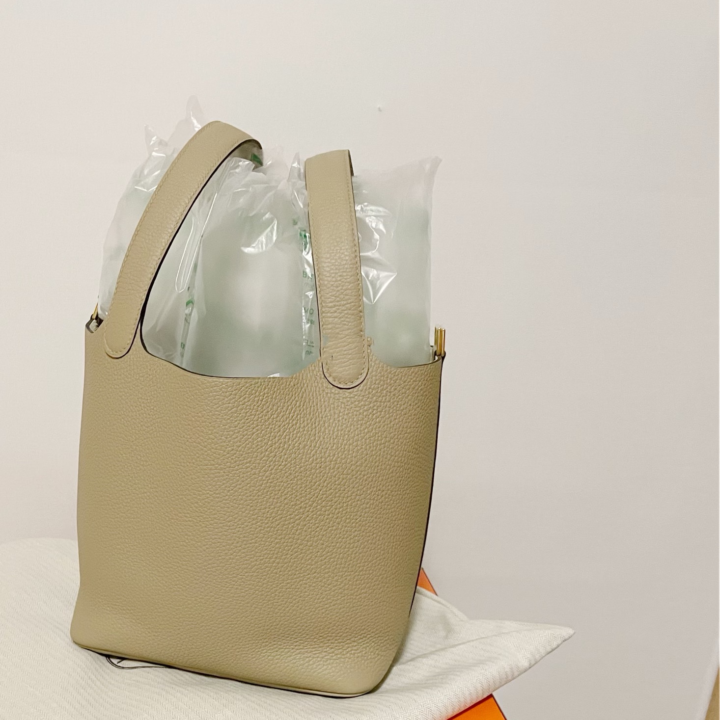 Hermes Picotin Lock 22 Bag Clemence & Gold Trench 착용 스타일