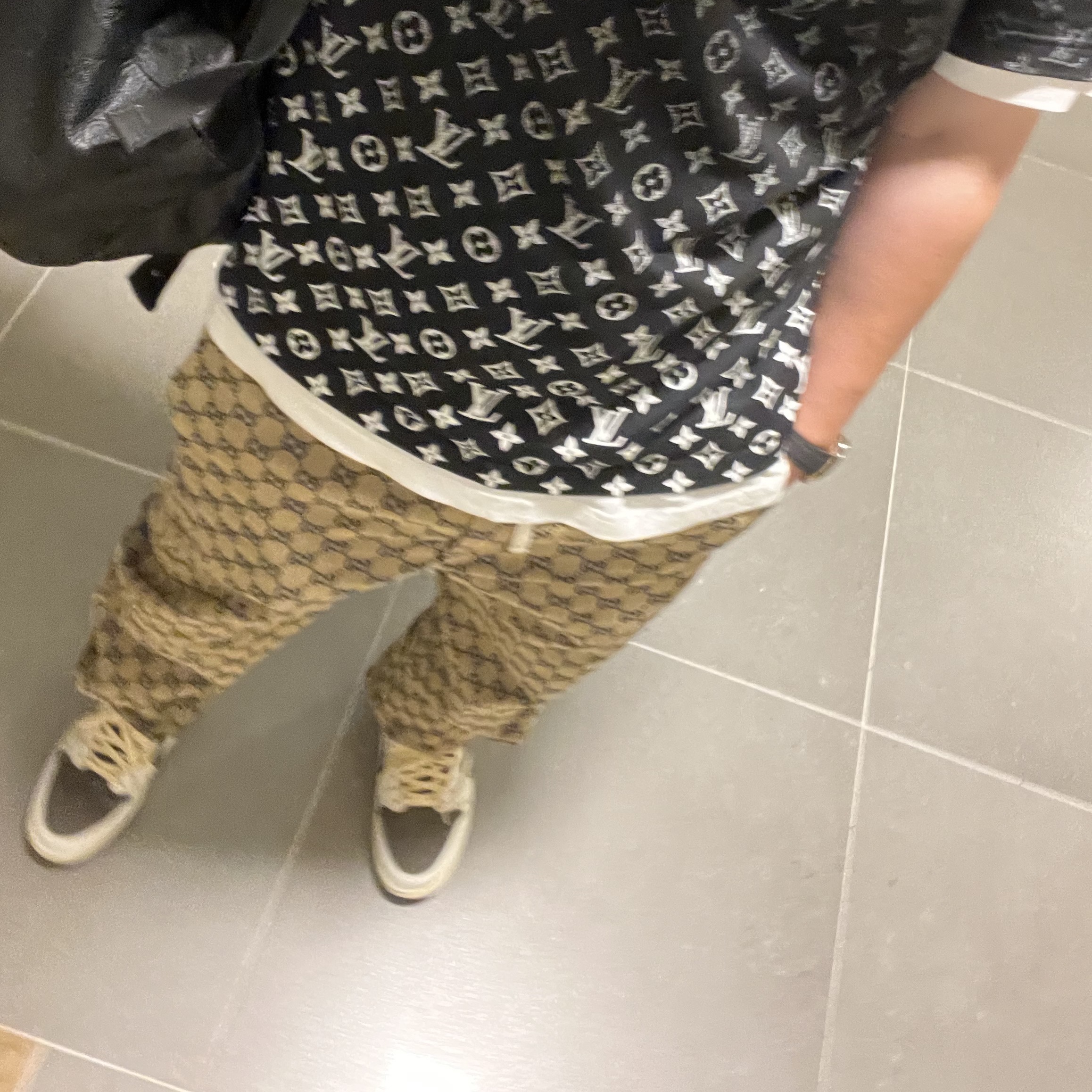 Jordan 1 x Travis Scott Retro Low OG SP Sail and Ridgerock, Louis Vuitton LVSE Monogram Gradient T-Shirt Black White 착용 스타일 - 2