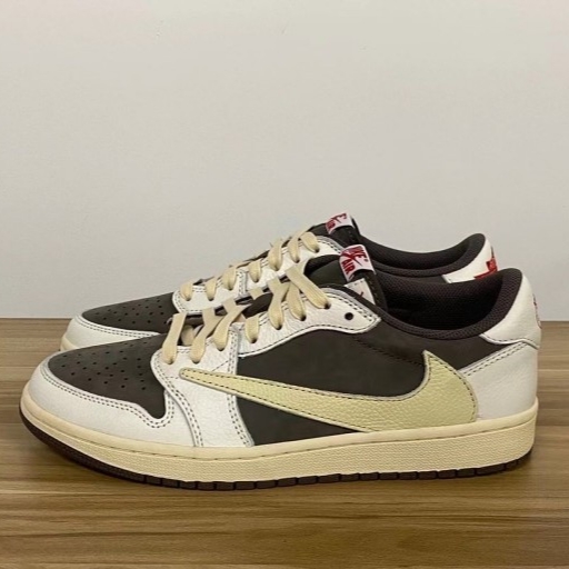 Jordan 1 x Travis Scott Retro Low OG SP Sail and Ridgerock 착용 스타일